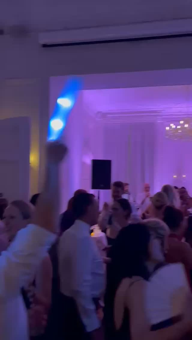 PACKED dance floor tonight at @ogniskorestaurant in South Kensington, London for A&J's rowdy wedding 🥳
Next Level bringing the vibes with Beyonce's classic "Crazy in Love"
What a party! 🎉
#londonwedding
#londonweddingband
#londonweddingplanner
#londoneventsband
#ukweddingband
