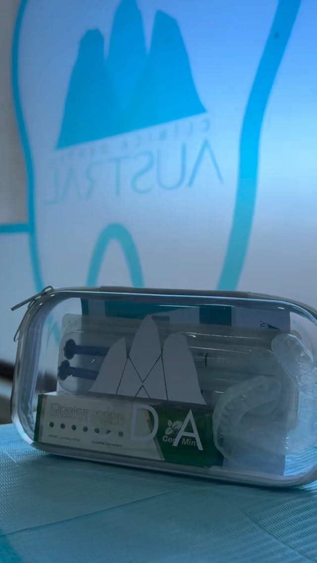 ✨ ¿Quieres un blanqueamiento que realmente dure y se vea natural?
En Clínica Dental Austral trabajamos con una técnica combinada, porque sabemos que los mejores resultados no dependen de una sola sesión.
🦷 Comenzamos con un blanqueamiento en clínica, realizado por nuestros profesionales con productos de mayor potencia y bajo supervisión.
🏡 Luego lo complementamos con un kit personalizado para usar en casa, que incluye cubetas confeccionadas a la medida, gel blanqueador e indicaciones para mantener y potenciar el resultado.
Esta combinación permite lograr un blanqueamiento más efectivo, uniforme y de mayor duración, siempre cuidando la salud de tus dientes. 🤍
¿Te gustaría conocer si eres candidato para un blanqueamiento? Agenda tu evaluación y diseñemos juntos la mejor opción para tu sonrisa. ✨