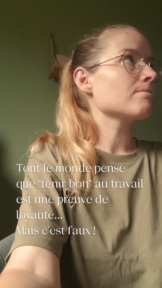 Tu ne quittes pas un travail qui te détruit si tu n’acceptes pas d’abord l’incertitude
👉 Quand j'échange avec mes clients, j'entends souvent la même phrase.
"Ça ne va plus au travail... mais je ne peux pas me mettre en arrêt. Je ne veux pas laisser mes collègues."
Alors ils continuent.
Ils sourient en réunion.
Ils répondent aux mails.
Ils terminent leurs dossiers.
Ils disent que "ça va passer".
Alors qu'au fond, ils savent déjà que quelque chose s'est cassé.
Je les comprends.
Parce que j'ai longtemps fonctionné comme ça, moi aussi.
Je pensais qu'être une personne sérieuse, compétente et investie signifiait “tenir coûte que coûte”.
Quitte à m'oublier complètement.
Aujourd'hui, je vois les choses autrement.
Je ne crois plus qu'une carrière mérite qu'on y laisse sa santé.
Parce que le prix, je le vois tous les jours.
→ Des nuits où le cerveau refuse de s'arrêter.
→ La boule au ventre dès le dimanche soir.
→ Une fatigue qui ne disparaît plus, même après un week-end “de repos”.
→ Une confiance qui s'effrite un peu plus chaque semaine.
Et malgré tout ça…
On continue.
Pas parce qu'on aime encore ce travail.
Mais parce qu'on a peur.
Peur de décevoir.
Peur de mettre nos collègues en difficulté.
Peur de se tromper.
Peur de quitter quelque chose de connu pour une vie dont on ne maîtrise pas encore les contours.
Alors on reste.
On appelle ça de la loyauté.
Mais parfois, c'est surtout de la peur déguisée.
Et cette peur finit par nous coûter bien plus cher que le changement lui-même.
La vraie question n'est peut-être pas : "Est-ce que je tiens encore un peu ?"
Mais plutôt :
Combien de temps suis-je prêt(e) à sacrifier ma santé pour éviter une décision qui me fait peur ? 🧡