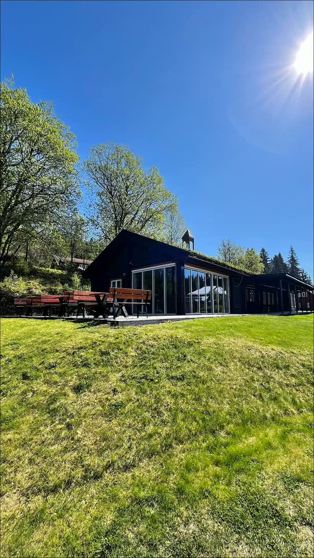 Kun 35 minutter fra Oslo. Likevel langt nok unna til at byen slipper taket helt 🌲
Når dere flytter sommerkonferansen opp til Krokskogen, skjer det noe med samtalene. Skuldrene senker seg. Diskusjonene flyter friere mellom historiske tømmervegger og frisk skogsluft.
19 hus spredt utover tunet. 8 møterom i historiske rammer. Aktiviteter, skogsturer og stillhet mellom øktene.
Skal dere planlegge bedriftens neste samling? Send oss en melding, så hjelper vi dere å skape et opphold som styrker både strategien og samholdet.
#kleivstua #møtestedetpåkrokskogen #konferanse