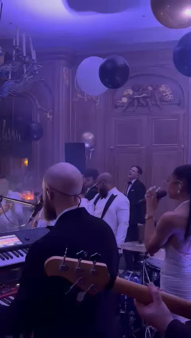 Final song of the night at C&J's beautiful wedding at the iconic @claridgeshotel London.
Everyone singing their hearts out, arms in arm, as the bride and groom join the band on stage for their requested final song, the Oasis classic "Don't Look Back in Anger."
What a wedding that was!
Love the balloons! 🤍🖤💛
#ClaridgesWedding #LondonWedding #LuxuryWeddingBand #WeddingEntertainmentLondon #londonweddingband