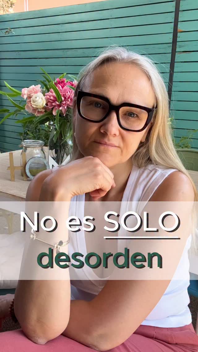 Si tu ya sabes que el desorden de tu casa, no es solo desorden y que está conectado con algo más profundo y personal, puede ser que hayas intentado de TODO para resolverlo y que a pesar de ello, no hayas podido lograr avanzar o con el tiempo todo haya vuelto a estar igual.
Quizá has trabajado sobre los objetos y el espacio con cajas, accesorios, vídeos o libros de cómo ordenar, armarios nuevos y hasta puede ser que con la ayuda de una organizadora profesional.
Y por otro lado quizá también lo hayas trabajado lateralmente en terapia dentro de la situación concreta personal que te haya llevado a trabajar con ese profesional.
Lo primero es acción, pero toca solo objetos y espacio sin reflexión hacia el interior.
Lo segundo es trabajo interior, pero desconectado de la acción física de ordenar uno a uno los objetos.
Cada una hace solo la mitad.
Acompaño a mujeres a conseguir un orden que perdura en el tiempo. Ordenamos semana a semana a la vez que, en la misma acción de ordenar, te permites mirar hacia dentro y encontrar respuestas, liberar emociones, desmontar patrones y creencias, cerrar etapas y tomar decisiones que antes no podías tomar.
Si llevas años en un bucle de intentos fallidos, comenta por aquí o por privado la palabra CASA , hablamos y vemos si estás en el momento para salir de él acompañada. 💚
#tresinteriores #ordenquesesostiene #saliendodelbucle #tuespacio #cambiodeetapa ordenconsentido coherencia ordenybienestar mujeresquepueden altacapacidadLibérateDelDesorden DesapegoConsciente SoltarParaCrecer AdiósAcumulación VivirSinDesorden PsicologíaDelOrden CreenciasQueAtrasan CambioDeMirada BloqueosYDesorden MenteOrdenadaVidaOrdenada OrdenYBienestar MujeresQueTransforman ReinventaTuVida AdiósAcumulación ViviendoLigera CrecimientoPersonalMujer