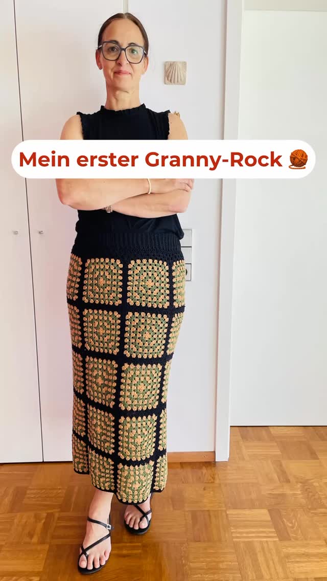 Mein erster gehäkelter Granny-Rock aus 35 Granny Squares war ein längeres Projekt, man braucht ein bisschen Geduld. Aber man kommt mit den granny’s echt schnell in den Flow, weil sich das Muster immer wiederholt 🤓. Etwas zeitintensiv ist das zusammennähen und das Häkeln des Bundes. Aber wenn man es mal geschafft hat, macht es Mega stolz seine eigene Kleidung zu häkeln 🧶 🥰.
Anleitung ist schon in Arbeit ☺️.
##grannys #grannysquares #häkelrock #maschenherz