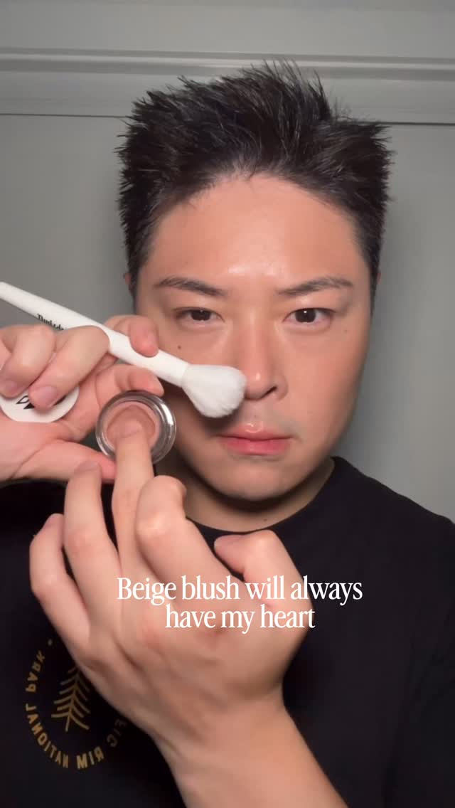 A quick application of our muted milk tea beige blush “Soothe” to start the weekend.
Thought the audio and caption matched well so 🤷🏻♂️
This is a beige blush that isn’t too warm, not too golden, and sits in that “it’s still blushy” territory. Sometimes people envision beige blush as a super true to Pantone kinda colour and if that were a thing, it would just become a skin tone or bronzer shade.
You need that hint of distinction to keep it a blush tone, regardless of how muted and such you want it.
This is just one of many many muted neutrals we have, so you can definitely find one to fit your skin tone and preferences 🥰❤️
I’m also wearing our bronzer in Rosy Warmth (shade 4) in this clip. As someone on who everything goes orange on, this combo is my perfect beigey bronze look that doesn’t pull too warm.
#creamblush #beigeblush #indiemakeup