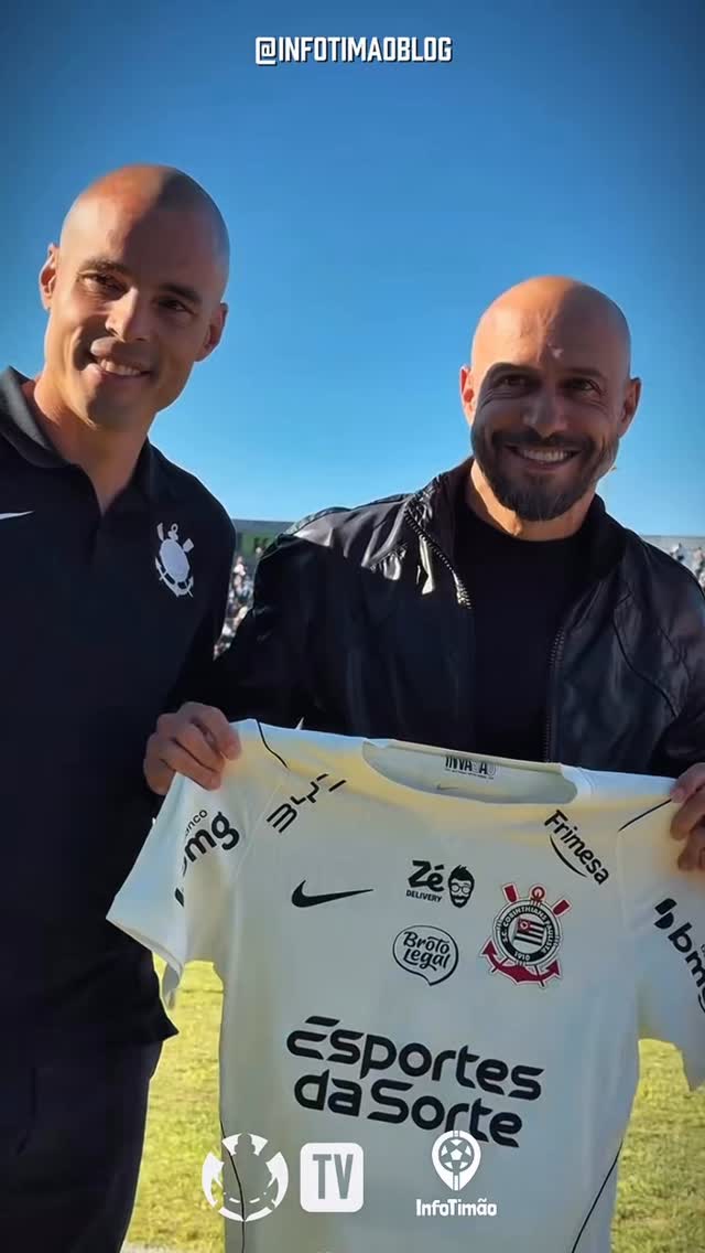 HOMENAGEM AO ETERNO CAPITÃO 2️⃣🏴🏳️
Alessandro foi homenageado pelo Corinthians antes do amistoso contra o FC Cascavel. Morador da região, o ex-lateral recebeu das mãos de Júlio César e Marcelo Paz uma camisa personalizada e uma placa em reconhecimento por tudo o que construiu com o manto alvinegro.
Capitão de uma das gerações mais vitoriosas da história do clube, Alessandro levantou taças inesquecíveis, como a Libertadores e o Mundial de Clubes, eternizando seu nome entre os grandes ídolos do Corinthians.
Uma homenagem mais do que merecida para quem ajudou a escrever alguns dos capítulos mais marcantes da nossa história.
#Corinthians #VaiCorinthians #SCCP #Timão #Coringão