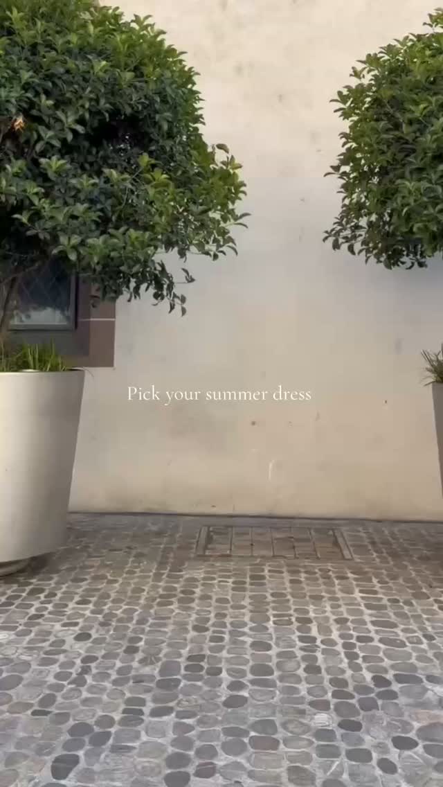 Warning: You might fall in love with more than one dress. ✨
------------------------------------------------------------------
Achtung: Du könntest dich in mehr als nur ein Kleid verlieben. ✨
----------------------------------------------------------------------
Attention : vous risquez de tomber amoureuse de plus d'une robe. ✨