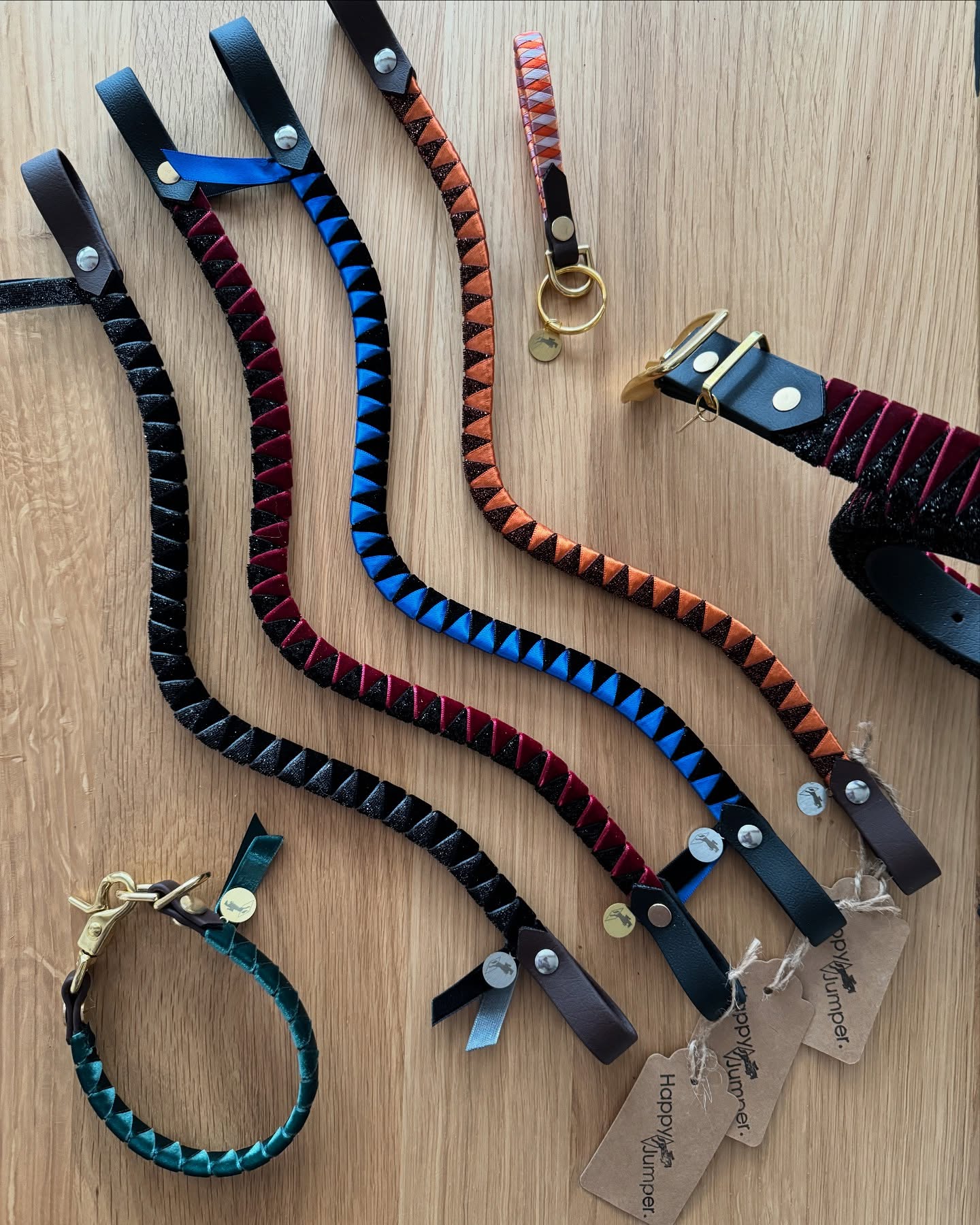 Alles, was das Herz begehrt ❤️
Formen, Farben, Muster, Stoffe und Produkte! 🎨
Von gerade bis geschwungen, dunkel bis hell, Zickzack oder Karo-Muster, von Samt über Glitzer, Ripsband und Satin! Bei uns könnt ihr euch eure Produkte ganz nach euren Wünschen zusammenstellen.
Und das Beste: Ihr könnt euch mit euren liebsten 2- und 4-Beinern im Partnerlook zeigen 🤩🥰🤝
www.happy-jumper.com
#custommade #stirnriemen #stirnriemenfürpferde #hundehalsband #accessories #partnerlook #designyourown #createyourownstyle #doglove #horselove #horsefashion #retrostyle #handmade