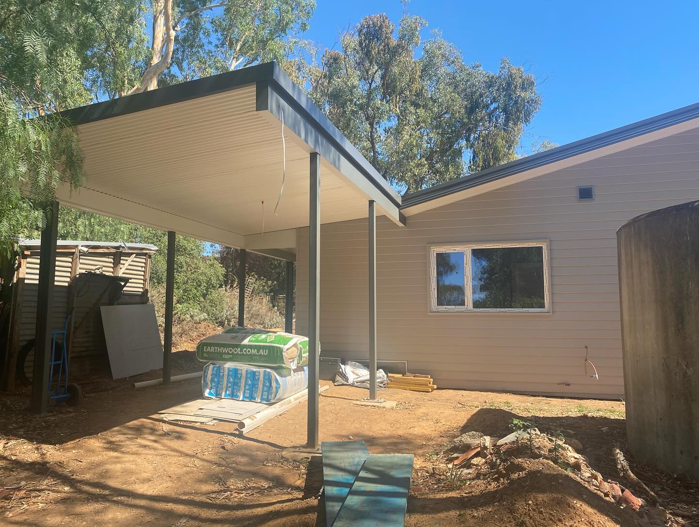 Strangways carport using a SIPS panel roof creates a simple form with clean lines 👌