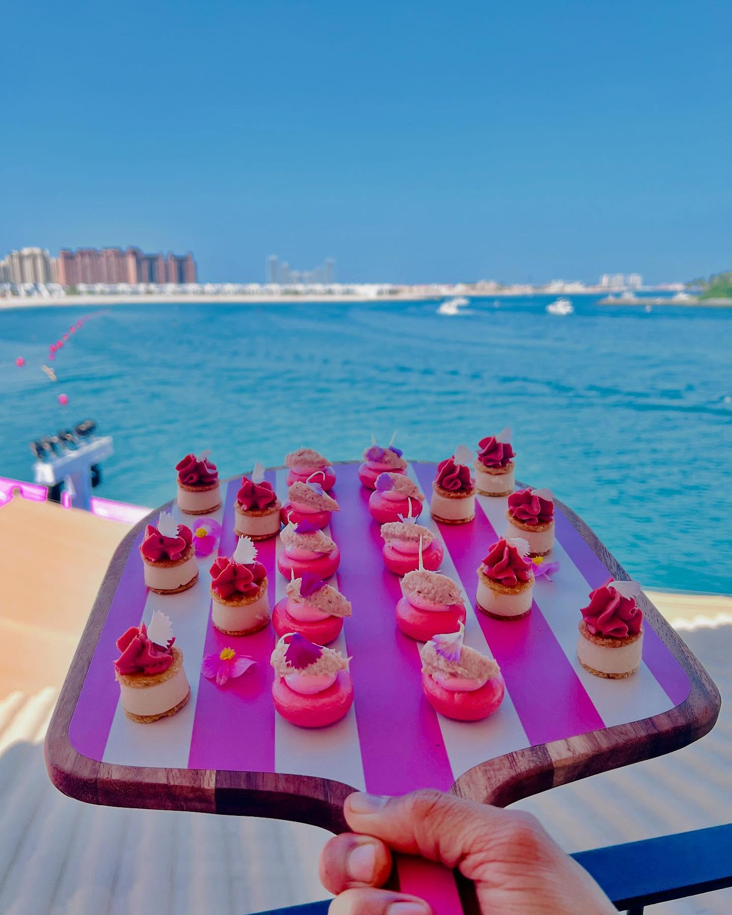 #tagomagodubai #canapé #evianwater