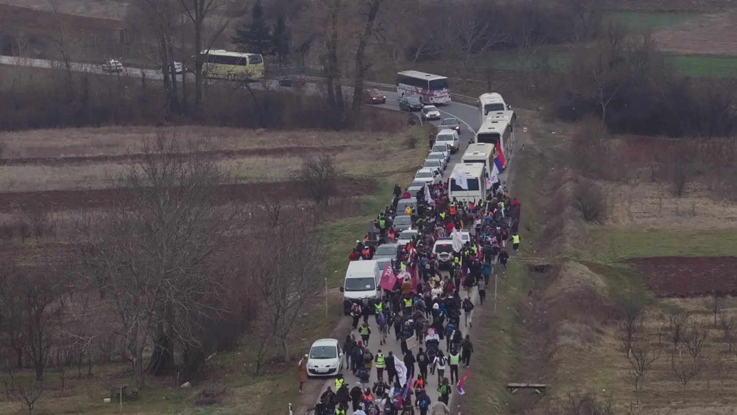 - STUDENTSKI MARŠ KA NIŠU 4 - Nakon Vrela put se nastavlja. Kolona žustrim tempom napreduje i uz put pozdravlja ljude u zaustavljenom saobraćaju. Svi od vozača na koje smo naišli bili su prijateljski nastrojeni prema studentima, neretko su otpozrdavljali, trubili izlazili iz auta i grlili se sa studentima.
Negde pre ulaza u selo Jasenovik, stigla je do kolone informacija da ćemo uskoro naići na autobuse sa SNS-ovim pristalicama koji idu na miting u Zaječar. Počelo je neformalno dogovaranje šta raditi. Proširio se predlog da se izvadi indeks i da im se dobacuju pitanja u prolazu. Na kraju već blizu samog sela redari su dali instrukcije da ne pravimo nikakve incidente i da se mirno mimoiđemo sa autobusima. Kad smo stigli do sela ipak, nastala je komična situacija. Autobusi, i ljudi u njima valjda, nisu želili da se susretnu sa studentima. Kako na uskom putu nisu mogli da se okrenu autobusi su počeli da se muče da u zaustavljenom saobraćaju nekako pređu u drugu traku i krenu u rikverc sve do samog sela, gde bi se na nekoj raskrsnici okrenuli. Sa čela kolone mogli su se videti kako panično idu unazad ograničeni malim prostorom. A kroz šoferku razaznavao se buljuk političkih putnika u prvom redu koji su ustali i blenuli u kolonu. U međuvremenu studenti su napredovali, redar je objavio na megafon da su autobusi posustali i rešili da se okrenu i pobegnu. Prolomio su usklik oduševljenja! Kada smo bili sasvim blizu cela kolona uskliknula je : "Urraaa!" i kao u flimovima krenuo je juriš. Za to vreme i poslednj autobus se okrenuo ali nisu stigli da izađu iz sela, već su ih studenti bukvalno najurili! Nije bilo naravno nikakvih napada ili incidenata, instrukcije redara su ispoštovane. Autobusi su pobegli pred samim prizorom studenata!
Bila je to velika bitka sa autobusima kod Jasenovika i studenti su je dobili!
Nastavak u Malči u komentarima...
#maršnaniš #studentskiprotest #studentprotests
@studenti_u_blokadi