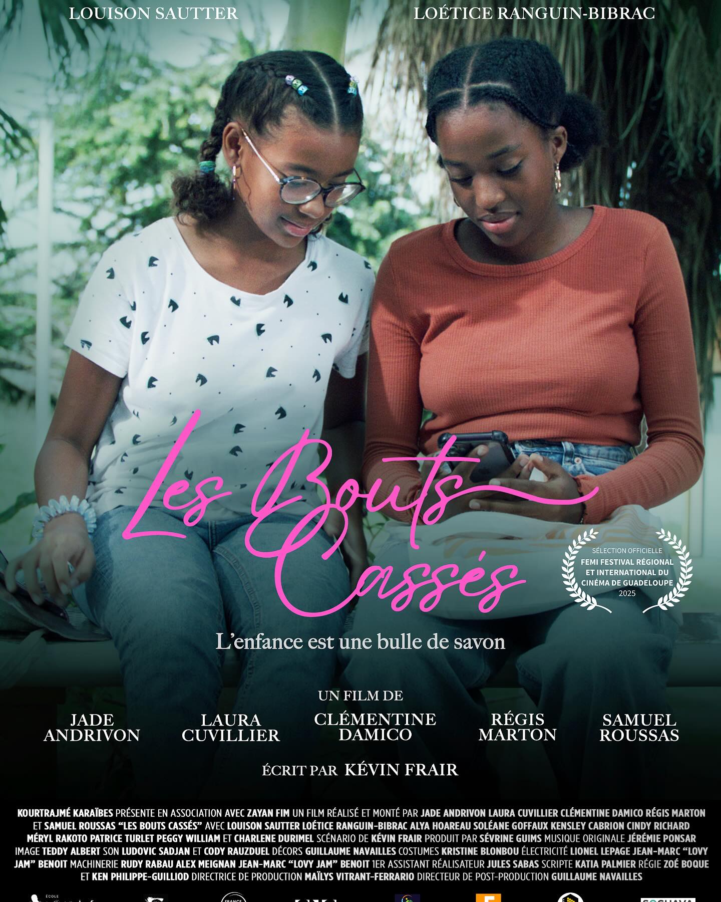 ✨ GRANDE NOUVELLE ! ✨
Les élèves de la session Réalisation-Postproduction de Kourtrajmé Karaïbes sont fiers de vous annoncer la sélection de leur court-métrage « Les bouts cassés » au FEMI ! 🎬🏆
Un drame de 18 minutes réalisé et monté par Jade ANDRIVON, Laura CUVILLIER, Clémentine DAMICO, Régis MARTON et Samuel ROUSSAS, d’après un scénario de Kévin FRAIR, avec une composition musicale signée Jérémie PONSAR.
📖 Synopsis : Élisa, collégienne excentrique et victime de harcèlement, découvre que sa seule amie, Jessie, prévoit de fuguer avec un adulte. Prête à tout pour la sauver, elle plonge dans une réalité qu’elle ignorait, la confrontant à un dilemme qui changera sa vie à jamais…
Bravo à toute l’équipe et merci au FEMI pour cette sélection ! 🔥🎥
🔗 Restez connectés pour suivre cette belle aventure !
Les réalisateurs :
Laura Cuvillier : @laucvl_
Jade Andrivon : @wisthr33
Clémentine Damico : @klem______
Régis Marton : @sik.ray ou @rextagram971
Samuel Roussas : @44vexy
Le scénariste :
Kevin Frair
Les acteurs :
Patrice Turlet : @patriceturlet
Meryl Rakoto : @__meryl_
Peggy William : @peg_g_william
Cindy Richard : @cindy.richard.comedienne
Équipe technique :
Teddy Albert : @teddy.albert.dp
Merci au responsable de la session Réalisation-Postproduction : Fabrice Pierre
Merci aux partenaires #france2030
@le_cnc @caissedesdepots @zayanfim
@flightcase.fwi @soguava_guadeloupe @karibbeanhive
#LesBoutsCassés #FEMI #KourtrajméKaraïbes #Kourtrajmé #CourtMétrage #Cinéma #Réalisation #Postproduction #SélectionOfficielle