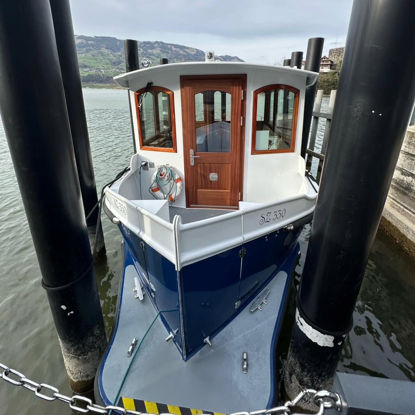 🚪✨ Qualität, die verbindet – auf dem Weg zur Insel Schwanau! ✨🚤
Unsere Schreinerkunst sorgt für den perfekten ersten Eindruck: Die massive, elegante Holztür dieses Transportschiffs stammt aus unserer Werkstatt. Robust, stilvoll und für viele Fahrten bereit!
🔨 Handwerk mit Herz – made by Schreinerei Schürpf.
#SchreinereiSchürpf #Holzhandwerk #Schwanau #Bootstür #Massarbeit #qualitätdieverbindet Welches Holz eignet sich besser für den Bootsbau?