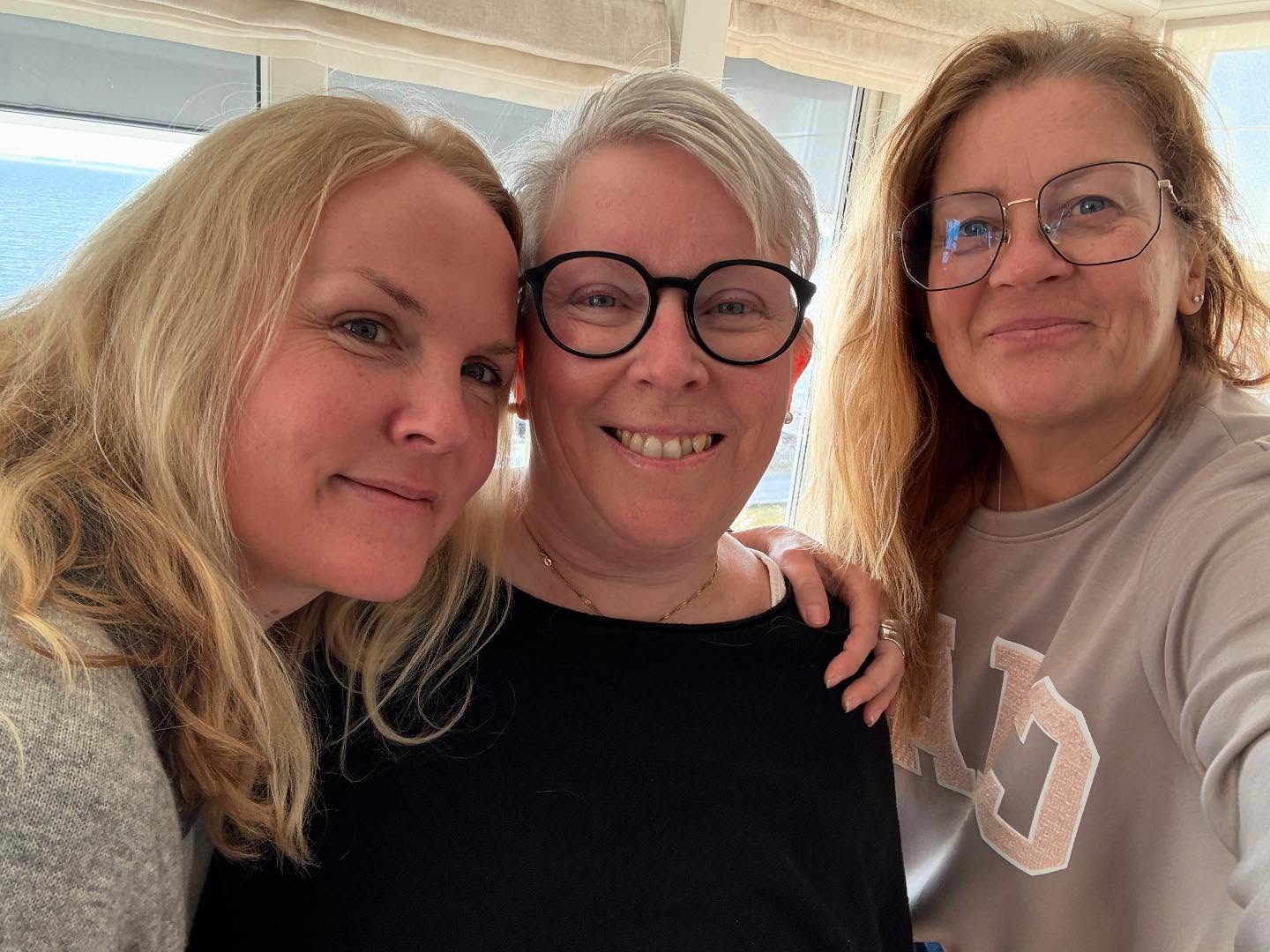 Författarduon Axelsson Bonelli är förenade igen! ❤️ Efter en 15 timmar lång flygresa (Sin-Hel-Arn) möttes vi upp på Arlanda och körde raka vägen hem till Annelie för en mysig frukost innan vi åkte vidare till landet. Vi har kommit en bra bit på vägen del 3 i Billie-serien och intrigen tätnar. Nu väntar några dagars kreativt arbete med vår nya spänningsserie innan det bär av till Stockholm igen för möten med vår agent och våra bokförlag.
The author duo Axelsson Bonelli is reunited! ❤️ After a 15-hour flight (Sin-Hel-Arn), we met up at Arlanda and headed straight to Annelie’s for a cozy breakfast before continuing on to the countryside. We’ve made good progress with part 3 of the Billie series, and the plot is thickening. Now, a few days of creative work on our new thriller series await before we head back to Stockholm for meetings with our agent and publishers.