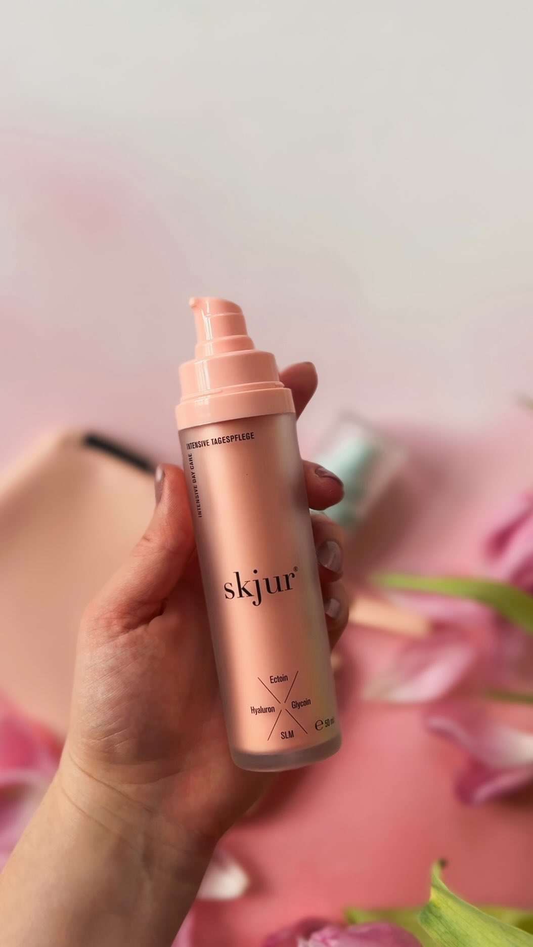 🌷🧴Welcome in meiner “spring skincare era” – Dank skjur® fühlt sich mein Glow und mein Gesicht an wie:
9 Stunden Schlaf, 0 Stress & 100 % Softness.
Gönn deiner Haut ihren Frühlingsmoment auf www.skjur.shop
#skjur #skjurshop #skjurösterreich #springglow #skincare #gesichtspflege