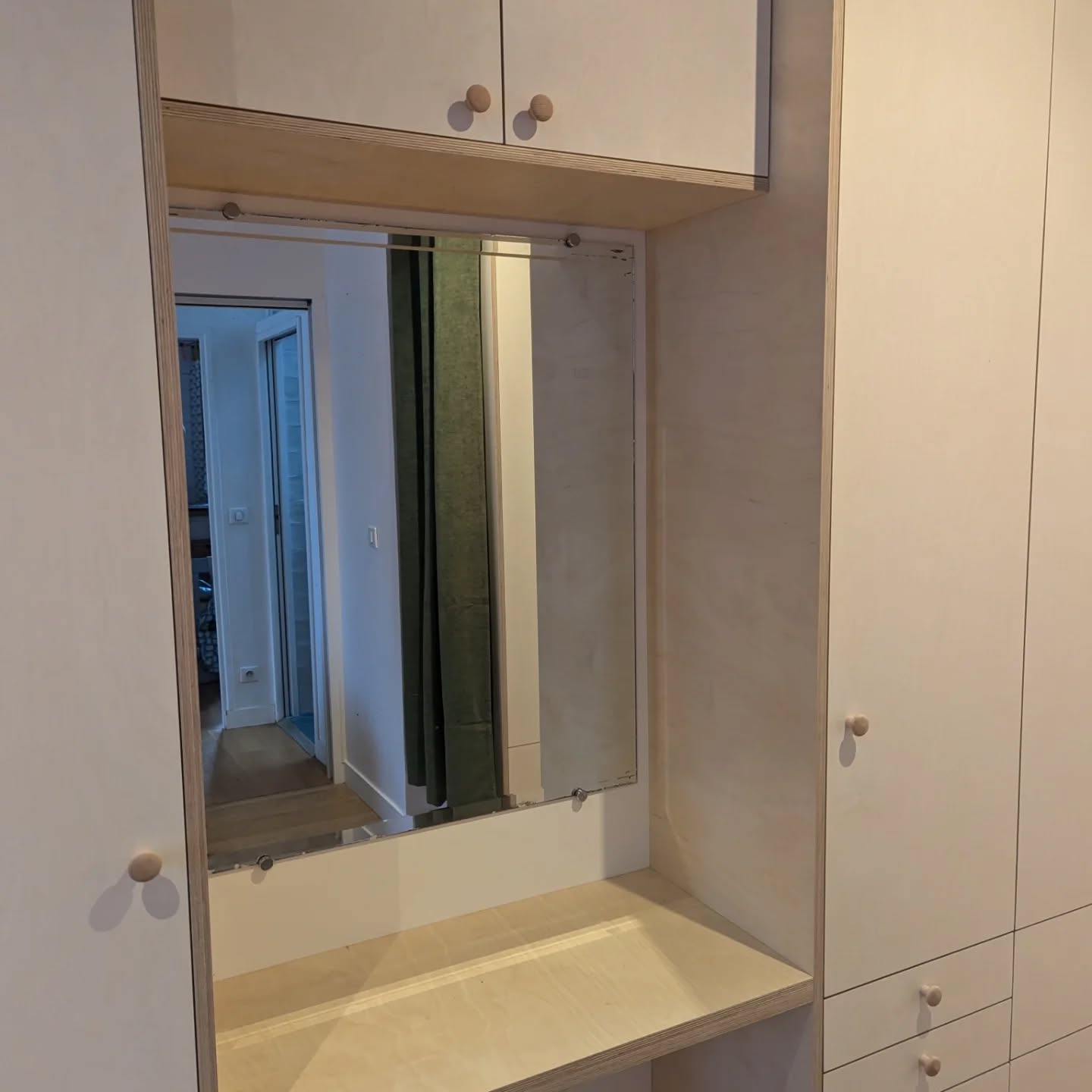Dressing sur mesure.
Façades en contreplaqué bouleau teinté blanc SanDesign Color
Montreuil 93100
Janvier 2025
