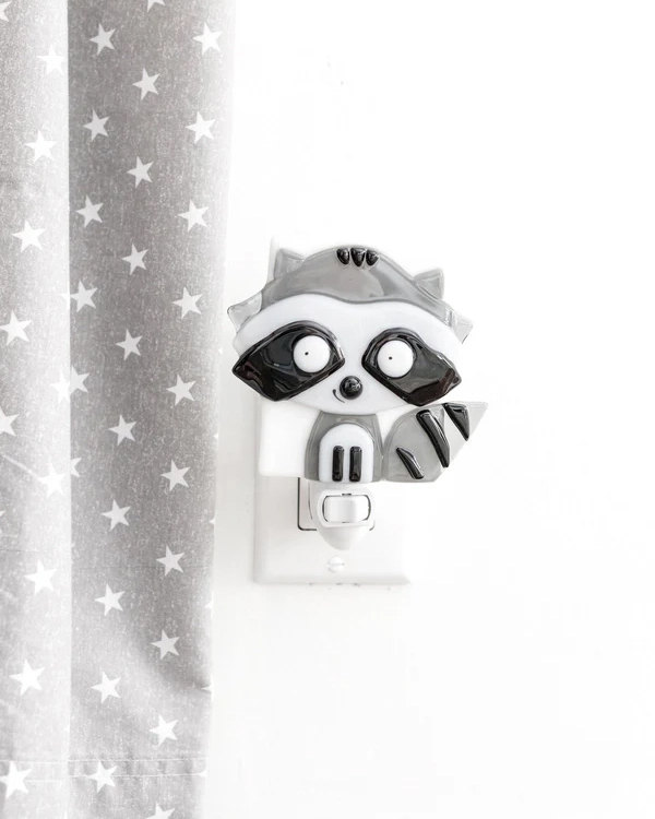 🌙 Veille sur toi – Des veilleuses pour illuminer les rêves
Chez Camendice, nous croyons à la magie des petites lumières qui rassurent et réconfortent les tout-petits 🌟
C’est pourquoi nous avons eu un immense coup de cœur pour Veille sur toi, une entreprise québécoise spécialisée dans la création de veilleuses artisanales depuis 2013.
Chaque veilleuse est :
🎨 Entièrement façonnée à la main, avec amour et tendresse
🌿 Sûre, douce et apaisante, parfaite pour accompagner les nuits des enfants
💛 Pleine de poésie, pour transformer l’heure du coucher en moment de douceur
L'adorable veilleuse râton laveur de Veille sur toi est même apparue dans le film américain Southpaw, une preuve que leurs créations réchauffent les cœurs partout dans le monde 💕
À retrouver en boutique chez Camendice, pour offrir un peu de lumière… et beaucoup d’amour.
📍À Aigle, dans notre univers enfants tout en tendresse.
#VeilleSurToi #VeilleuseAvecAmour #DouceurPourPetitsEtGrands #Camendice #UniversEnfant #BoutiqueAigle