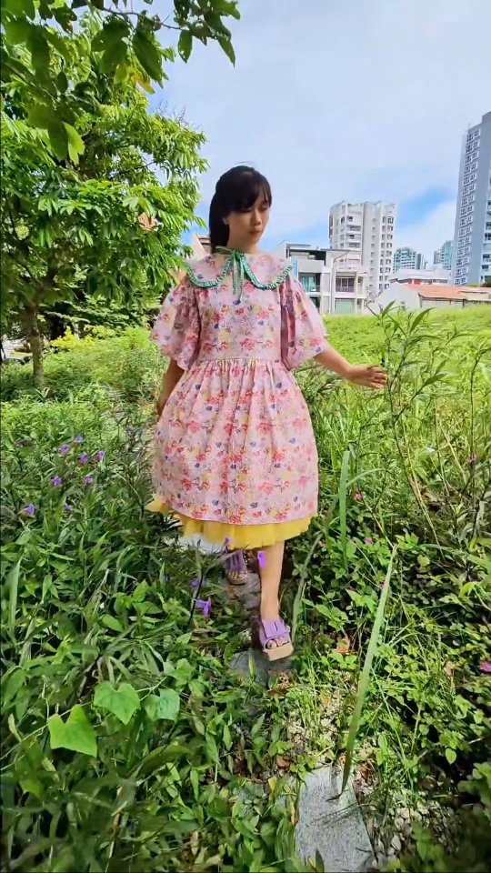 What I imagine myself to be if I was a butterfly. Flutter sleeves with an optional ruffled peter pan collar. 🦋
#slowfashion #madeinsingapore #memade #colourfulfashion