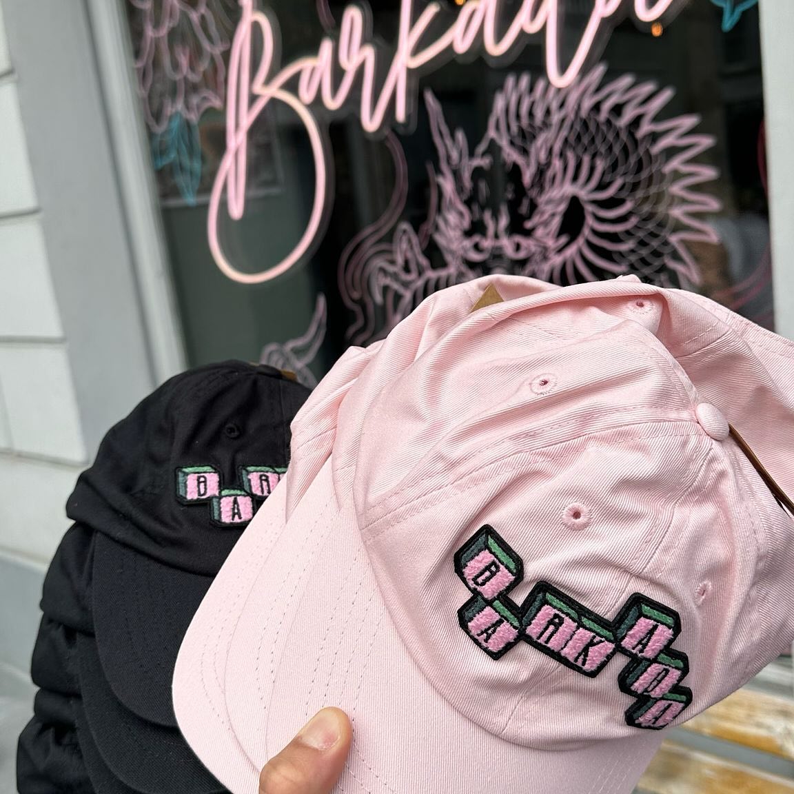 BACK IN STOCK! 🔥
Rechtzytig zur Badesaison ab sofort wieder availble! 🤘🏽
BLACK & PINK
Come by and grab yours!
1Love