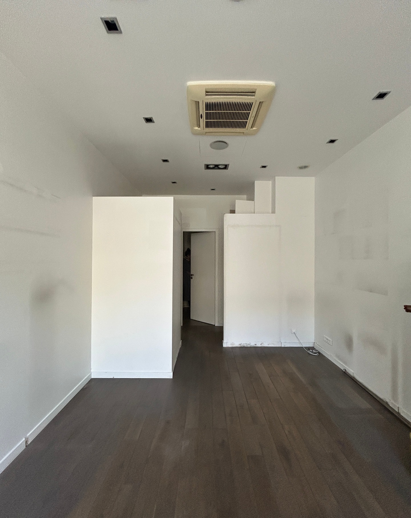 La boutique de la maison de Joaillerie @zephyrade_ Une de boite blanche de 20m2 habillée de moquette, de passementerie, de nacre, de voile de coton
Une photo de l'existant s'est glissée dans ce carroussel 😮 sauriez vous la retrouver ...?
#retaildesign #boutiquebordelaise #joailleriefrançaise #architecturedinterieurbordeaux #architecturedinterieur #shopdesign #bordeaux