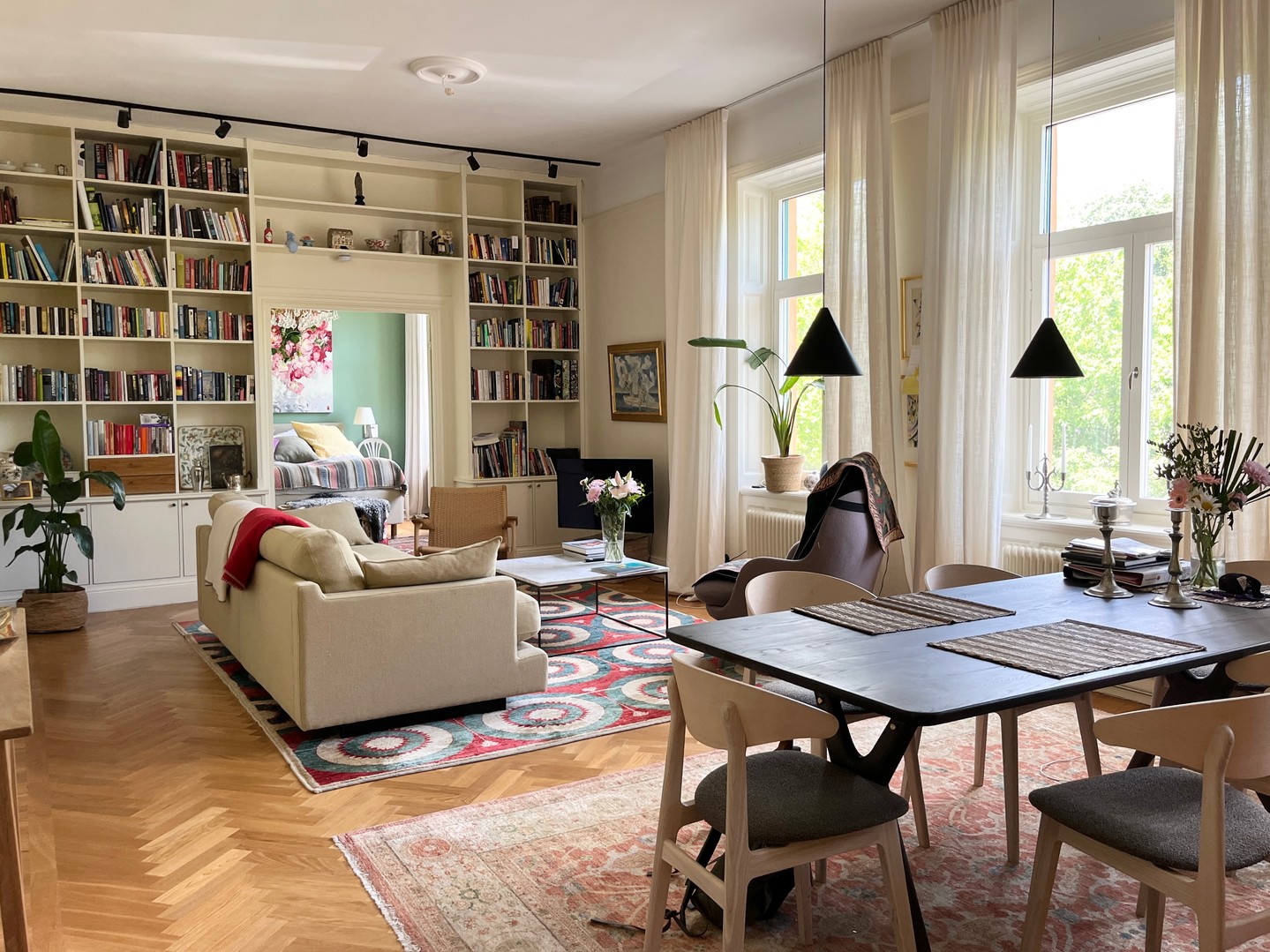 UTHYRNING
Smakfull våning vid Vitabergsparken – uthyres!
📍 Malmgårdsvägen 6, Södermalm
Hyra: 42 000 kr/mån | Omöblerad
✨ 3 sovrum (varav ett mindre/kontor), balkong, öppet kök & vardagsrum
🛁 Badrum + gäst-WC, dolda tvättmaskiner
🌞 Vackra fönster & hög standard rakt igenom
📩 Intresserad? DM för visning!
#södermalm #våningförhyra #hyrahusstockholm #vitabergsparken #passionforhomes #uthyrningstockholm