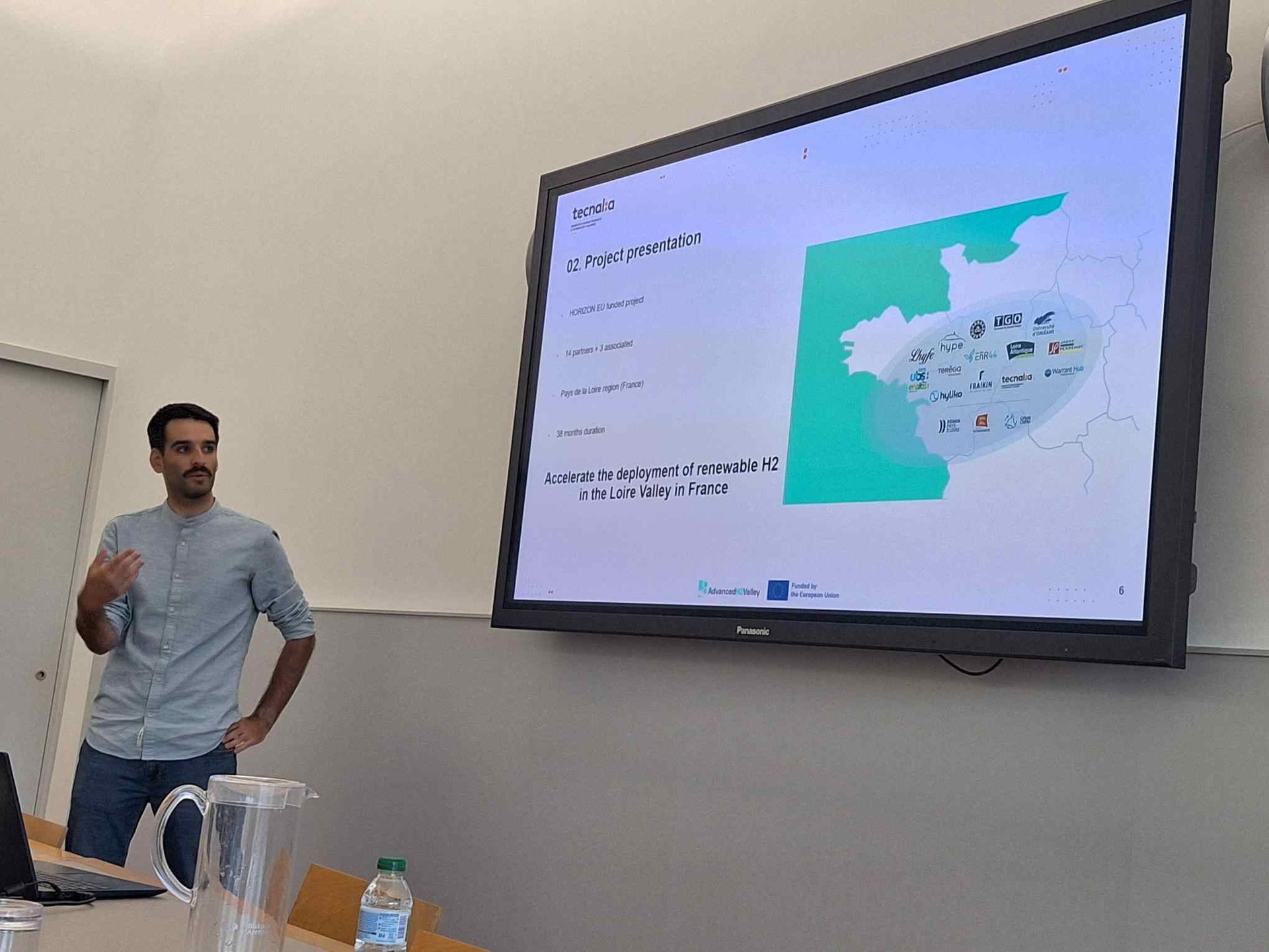 🎤 AdvancedH2Valley hits the stage at AEEE 2025!
From June 2–4 in Bilbao, our partner Tecnalia presented the project at the XX Congress of the Spanish Association for Energy Economics, showcasing:
🔋 11.5 MW green hydrogen plans
🚛 Use in transport, industry & research
📊 A powerful modelling approach
📍 With a spotlight on Bilbao as a case study!
🌱 Together, we’re shaping the hydrogen transition in Europe!
📰 Read more via link in bio!
#AdvancedH2Valley #Hydrogen #CleanEnergy #AEEE2025 #Tecnalia #HydrogenValley #Innovation #EUProjects #GreenFuture #Sustainability #HydrogenTransition