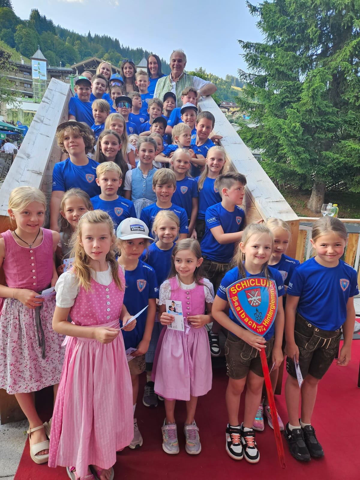 Vergangenes Wochenende war zum krönenden Abschluss unserer SKI WM @ski_austria_official mit deren Länderkonferenz bei uns zu Gast. In diesem Rahmen gabs sehr viele Ehrungen, natürlich auch für unsere Funktionäre! Das silberene Ehrenzeichen gabs für Peter Mitterer und Fritz Steger, das diamantene Ehrenzeichen für unseren Obmann Bartl Gensbichler! 💪⛷️🏅
#saalbach #skiaustria #ehrungen #stars