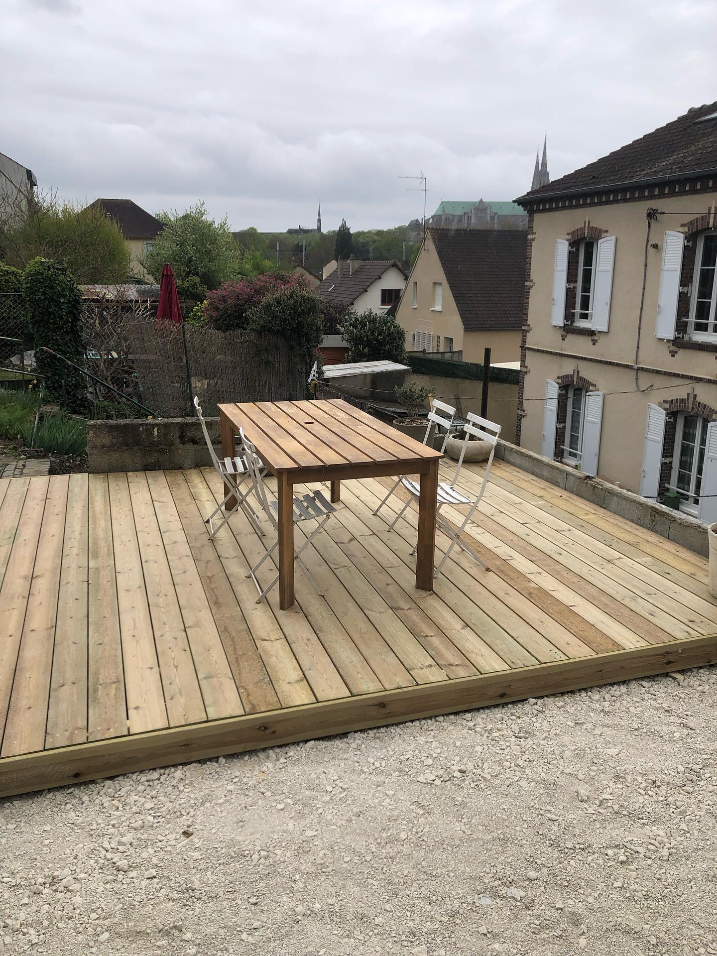 Terrasse en pin autoclave réalisée à Chartres avec vue sur la cathédrale.
Double lambourdage pour une durabilité optimale
#terrasse #artisan #chartres #chantier