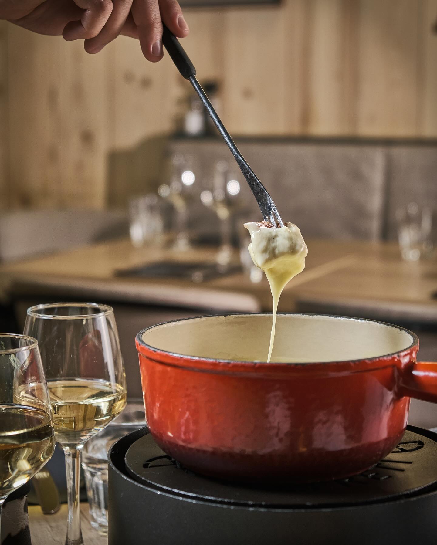 đ«âš Fondue Savoyarde maison â 100% fromages de Savoie đ«đ·
Au Freti, on ne triche pas avec la tradition !
đ§âđł Chaque matin, notre maĂźtre fromager prĂ©pare sur place notre propre mĂ©lange Ă fondue â un savoir-faire rare que peu de restaurants perpĂ©tuent encore.
Résultat ? Un goût inégalé, une texture parfaitement fondue, et une authenticité que vous ne retrouverez nulle part ailleurs.
Notre fondue emblĂ©matique, câest :
đ§ 40% Beaufort â le prince des gruyĂšres, au goĂ»t fruitĂ© et puissant, il apporte une profondeur unique et une onctuositĂ© parfaite.
đ§ 40% Abondance dâalpage â pour le caractĂšre, les arĂŽmes de noisette, et le petit clin dâĆil aux hauteurs savoyardes.
đ§ 20% Emmental de Savoie affinĂ© â pour le filant, la douceur et lâĂ©quilibre.
đ„ RĂ©sultat : une fondue authentique, savoureuse, et ultra filante â un vrai concentrĂ© de plaisir Ă partager au cĆur dâAnnecy.
đ Ă dĂ©guster sur place, en terrasse sous les arcades ou dans notre salle climatisĂ©e.
đž Nâoubliez pas de faire le fameux fil pour la photo đ
#LeFreti #Annecy #FondueSavoyarde #FromageFondu #Beaufort #Abondance #EmmentalDeSavoie #100PourcentSavoyard #GastronomieSavoyarde #RacletteEtFondue #TraditionSavoyarde #FaitMaison #MaĂźtreFromager
