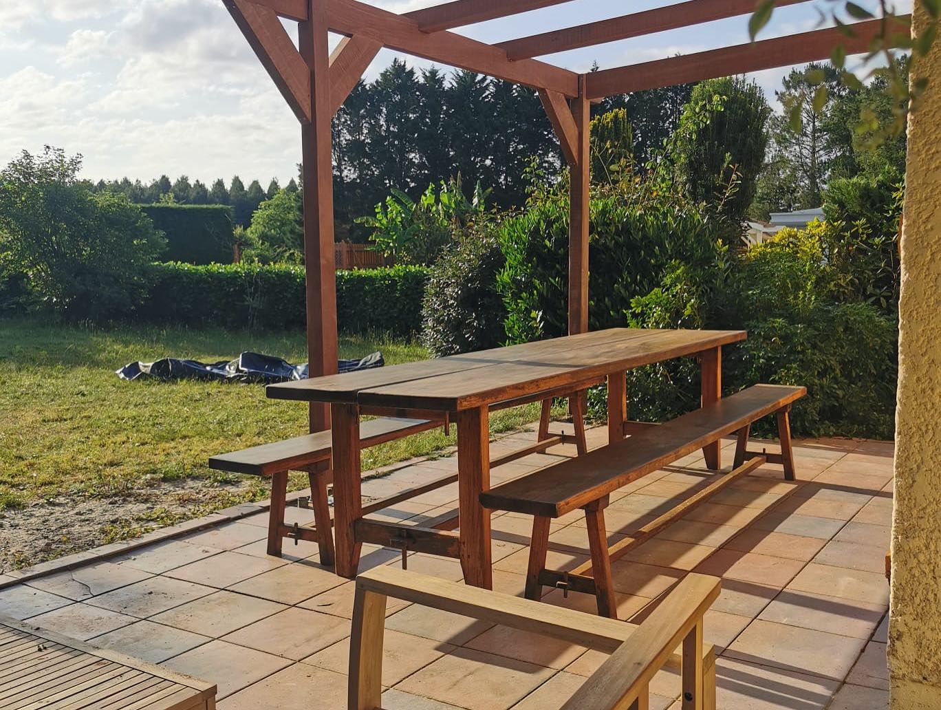 Un projet qui change de l'ordinaire.
De temps en temps, nous faisons des projets "plaisir".
C'est le cas pour cette pergola taille XL (7m x 3m) en bois exotique.
Nous avons choisi de la faire en azobe, un bois très dense possédant une excellente durabilité, idéal pour cet usage.
La poutre principale à été réalisée avec un assemblage par trait de Jupiter, afin de maximiser sa portée tout en apportant une touche esthétique à l'assemblage.
Projet réalisé à #bordeaux
Bois acheté chez @batiland.materiaux
#pergola #chantier #maison #charpente