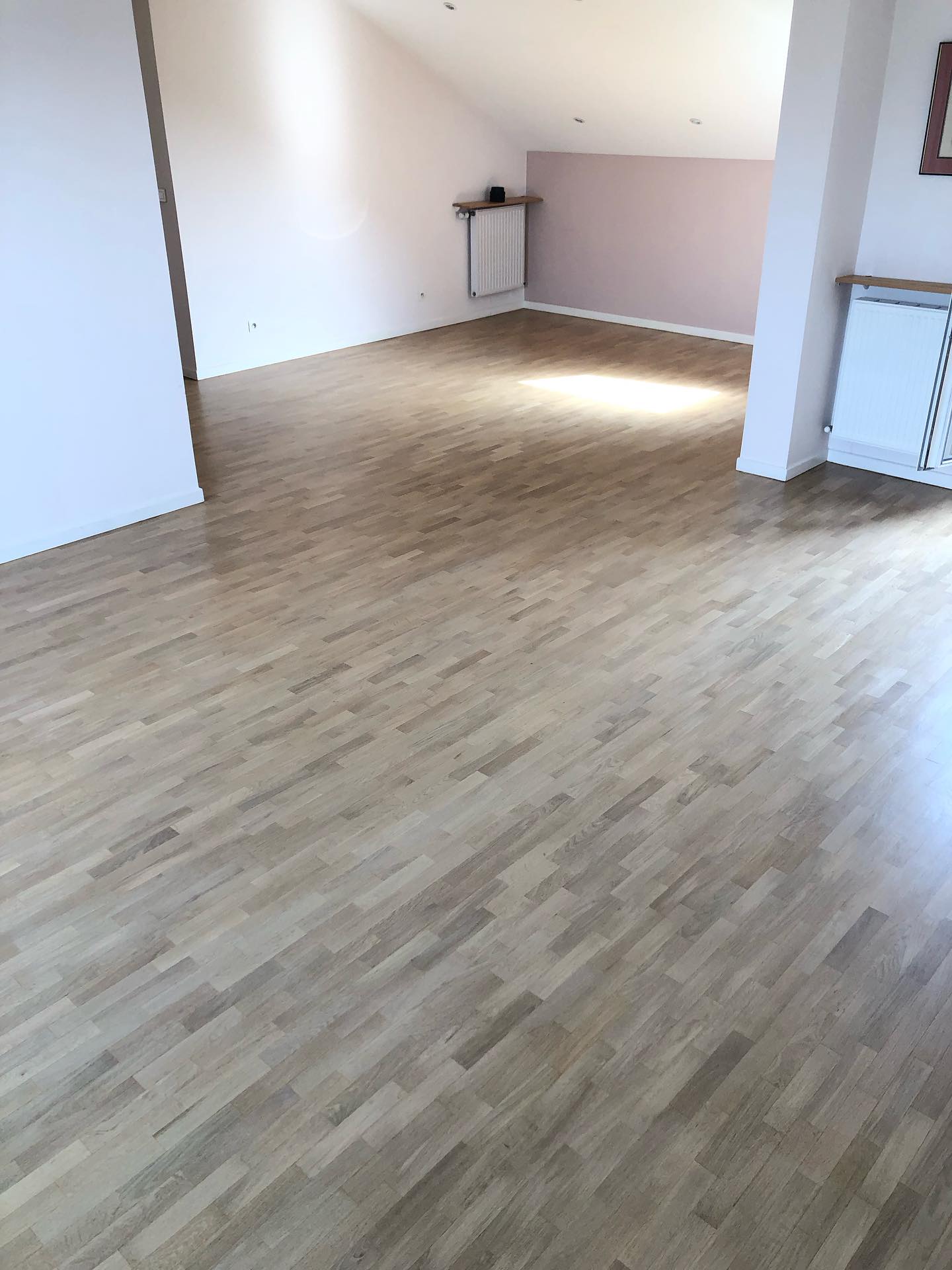Avant/Après
Parquet planchette très abîmé
Remplacement des zones irrécupérables, ponçage, comblement des interstices et vitrification effet nature extra mat.
Chantier réalisé à #lyon
#parquet #renovation #parqueteur #chantier #poncage