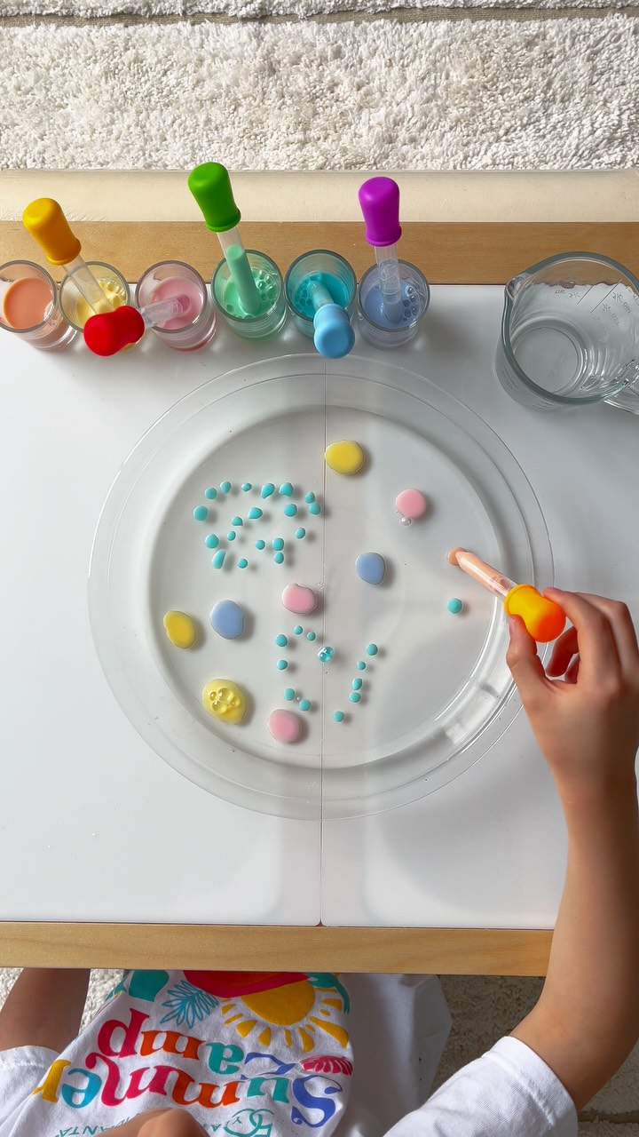 🎨 2 experimentos sensoriales con goteros y colorantes
Solo necesitas:
🧴 Aceite para bebé
🥛 Leche + colorantes vegetales
🥄 Bicarbonato de sodio
🍋 Vinagre + colorantes vegetales
🧪 Goteros o pipetas
🔍 ¿Por qué funciona?
El aceite y la leche no se mezclan porque tienen densidades y estructuras diferentes (grasa vs. agua).
Y cuando el vinagre toca el bicarbonato, ¡reaccionan formando burbujas de CO₂!
✨ Actividades fáciles, seguras y llenas de color.
#mesasensorial #vacaciones #vacacionesconniños #actividadesparaniños