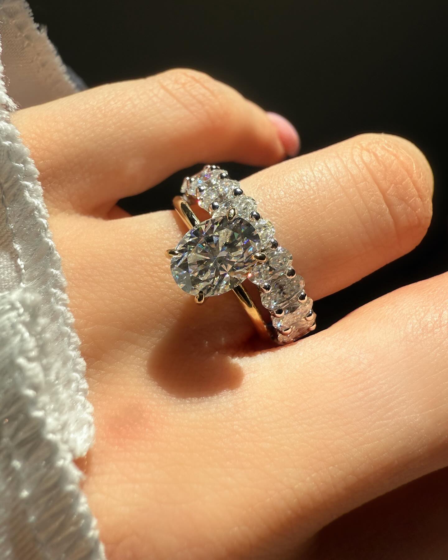 Zeitlose Eleganz im Doppelpack 💍💎
Goldener Verlobungsring Forever mit ovalem Moissanit kombiniert mit einer funkelnden Eternity-Ring, beide mit edlen ovalen Steinen besetzt. Für alle, die das Besondere lieben. ✨
#moissanite #schmuck #ring #ovalcut #moissanitering #moissaniteschmuck #diamondalternative #luxurydesign #jewelry #goldring #moissanitering #luxuryjewelry #jewelrydesign #eternity #moissanitejewelry