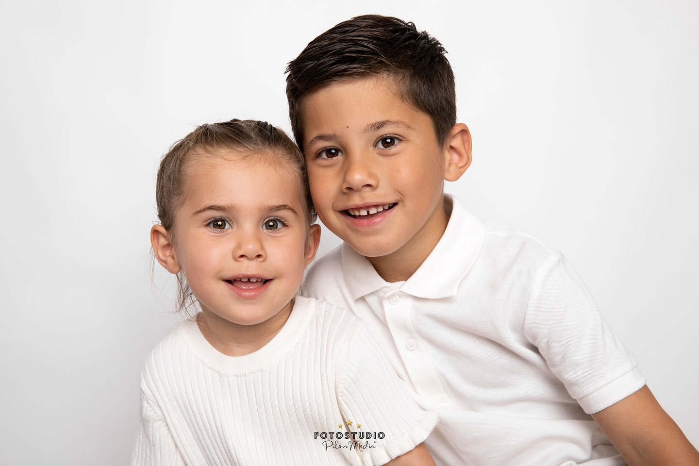 ‘’HELP! Ik heb cadeaustress!’’🫢🎁
Wat geef jij jouw (klein)kind dit jaar voor zijn/haar verjaardag?
Speelgoed?
Kleding?
Snoep?
Knuffels?
Games?
Allemaal superleuk voor dát moment, maar na een tijdje is het óf niet meer interessant, óf het past niet meer etc. etc.
✋🏻❌ Stop met zoeken lieve papa’s, mama’s, opa’s & oma’s.
Ik heb HET cadeau-idee voor je dat:
1. Jullie leven lang mee zal gaan
2. Alleen maar waardevoller wordt met de jaren
3. Ook een cadeau is voor jezelf én je dierbaren
Oftewel: 3 🪰 in één klap
Deze Kids Studio portretshoot 📸 is:
✔️ Voor iedere leeftijd vanaf 1 jaar
✔️ Het meest waardevolle verjaardagscadeau voor jouw (klein)kind (en stiekem ook voor jezelf🤪)
✔️ Ook geschikt wanneer er broertjes/zusjes zijn, want die mogen ook mee op de foto! (Nog een 🪰😉)
Wil je iets geven dat écht blijvend is? Dan heb je bij deze je cadeau gevonden! Stuur me even een DM, dan vertel ik je daar meer☺️
#kinderfotografie #kinderfotograaf #kidsfoto #kidsportret #kinderportret #kinderportretfotografie #fotograafwinterswijk #fotograafachterhoek