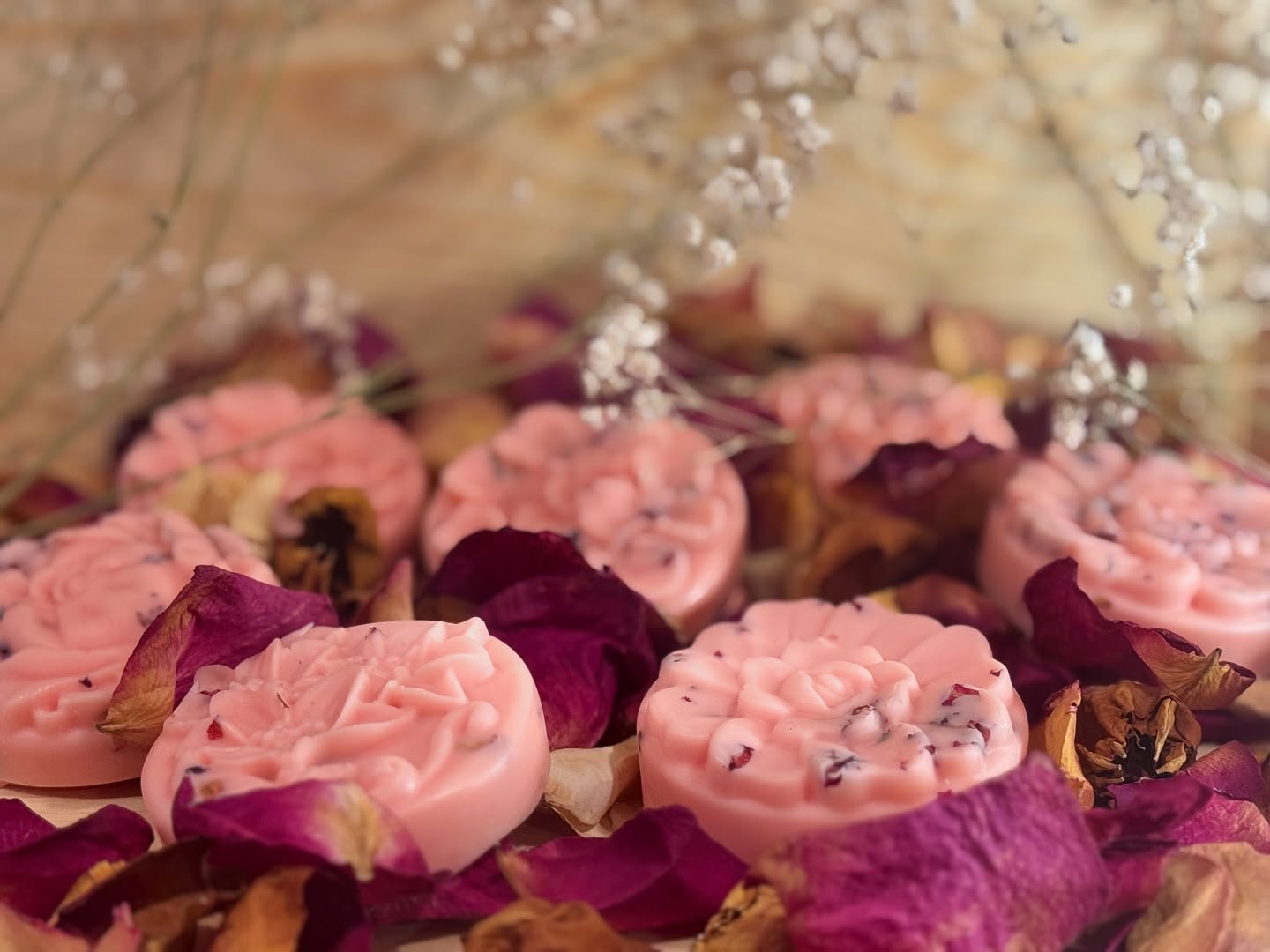 Our Citrus Sage and Pink Neroli lotion bars are perfect for on-the-go moisture! Always made with pure and simple ingredients. #bvhealinghoneyfarms π