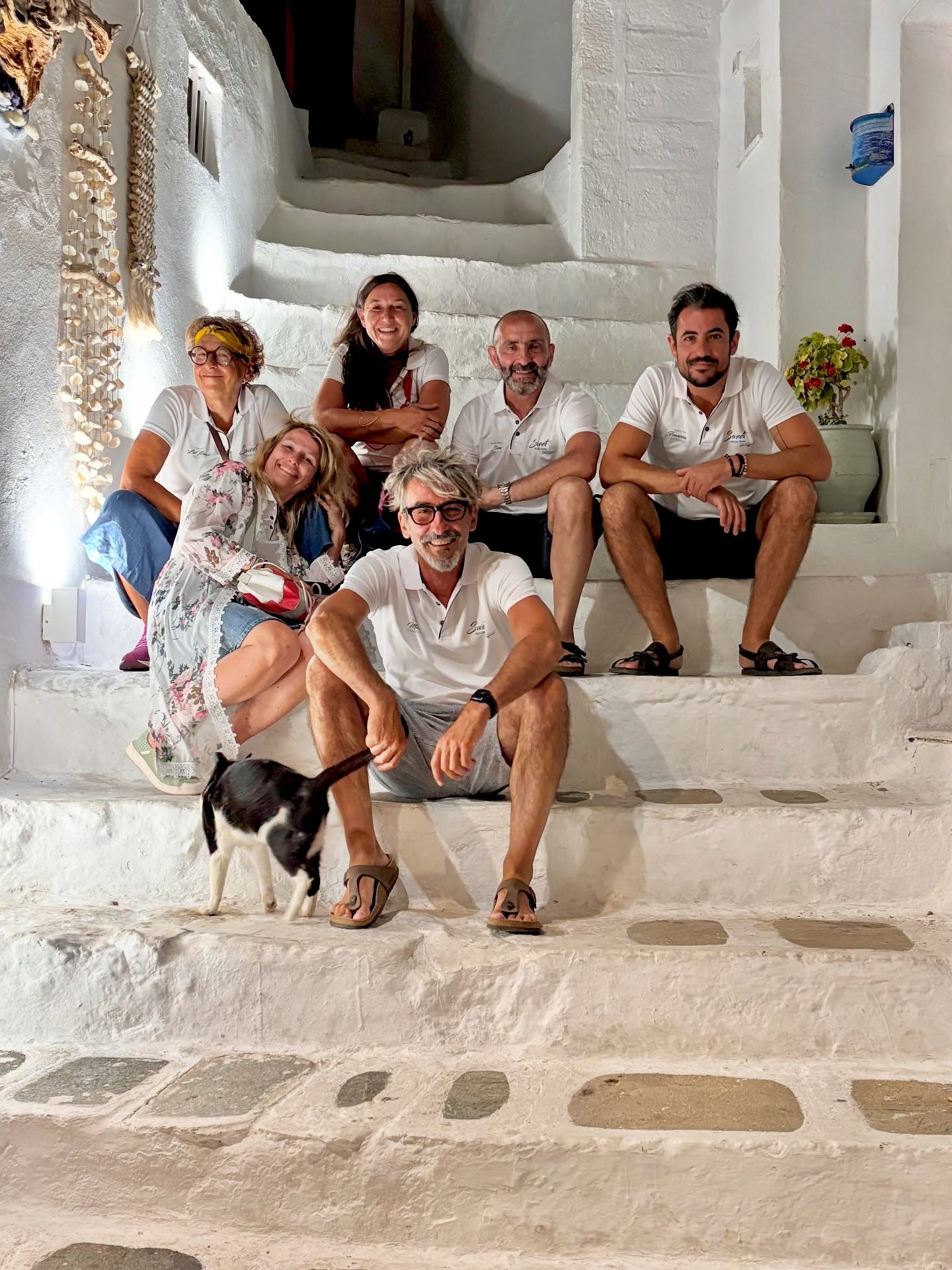 Termina a Serifos, dove abbiamo festeggiato il compleanno della Scintilla @katiamoro, la prima settimana della tappa nelle Cicladi da Atene a Paros. A bordo oltre al comandante @matteostagi e Katia: @francesco.longo Sailing Padawan, Lara-Vento Solare @vs_lara_ferrari nel ruolo di Ufficiale Aperitivi, Benny @bennybenirio come apprendista (promosso per merito a Capo Mozzo nel corso della settimana) e La Marcy @marcellaovvio nel ruolo di randista #sailinglife #sysweet2025 #sailingcrew #sailinggreece #sysweet #sailingfriends #sweetlife