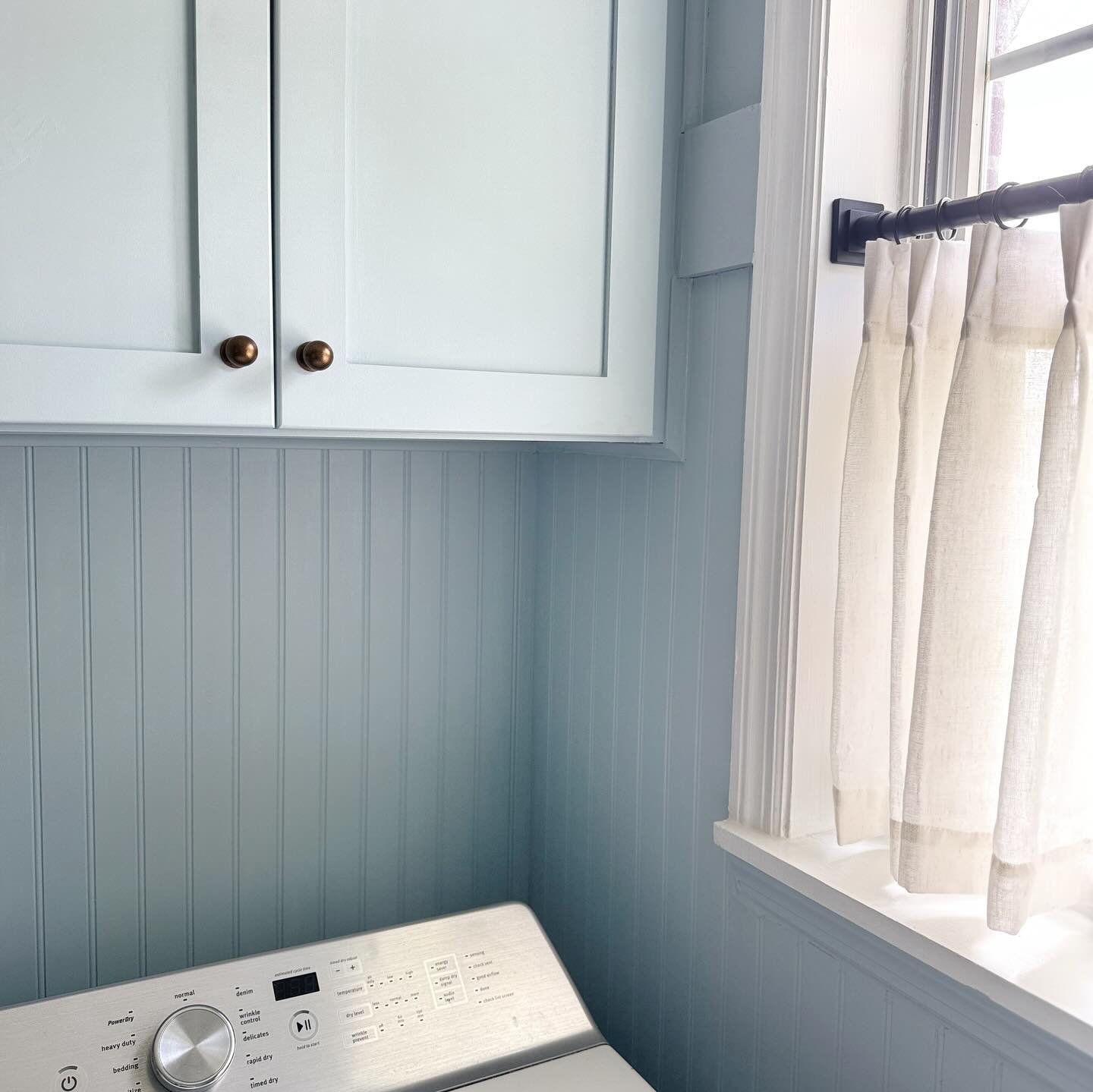 This small laundry room’s new design has effectively addressed its previous lack of storage space. The addition of upper cabinets provides ample closed storage, resulting in a more organized area that keeps laundry supplies out of view. To enhance the room’s aesthetic, we installed beadboard paneling with hooks, adding a charming, classic touch while also providing a practical space for hanging items.
For more information or to discuss your own transformation project, please visit the website link in our bio.
#LizCharlesInteriors #LakeMartinDesign #LakesideLiving #LakeMartinLife #lakemartinalabama
