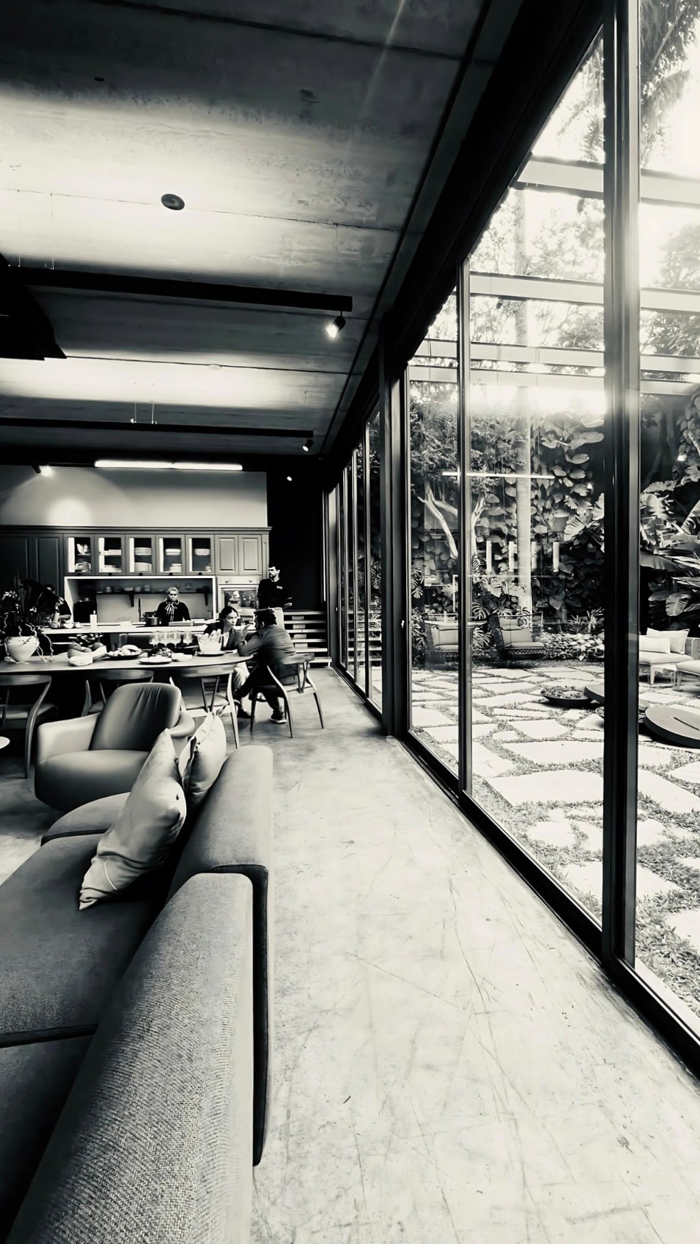 En nuestra visita a São Paulo, fuimos invitadas por @todeschinichile al showroom de @todeschinioficial , donde nos recibieron con los brazos abiertos.
Pudimos conocer de cerca sus procesos de fabricación, diseño y terminaciones —una muestra clara de cómo la precisión y la estética pueden ir de la mano.
Y nos encantó la sorpresa final: una preparación especial del chef @dodaaa , que puso en valor lo que realmente importa al diseñar una cocina funcional, elegante y pensada para disfrutarse.
Gracias por la invitación y la cálida recepción.
#StudioBarla #interiorismo #todeschini #diseñodeinteriores #mobiliarioamedida #detallesquedicen #procesosdediseño #cocinasconcarácter #saopaulo #diseñoqueinspira
#studiobarlainteriordesign
#interiordesign