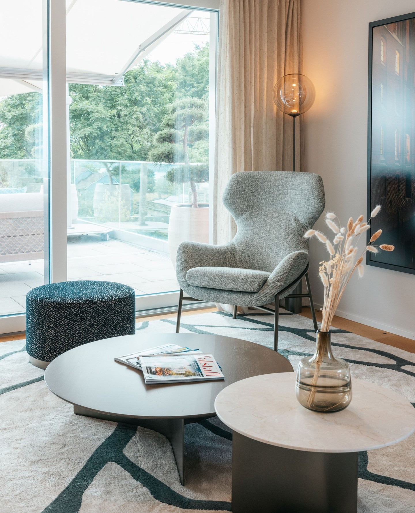 š Interior design project in Zürich. ā
ā
We had the pleasure of designing this apartment with a style that feels fresh and thoughtfully curated. Every detail was chosen with intention, from the natural materials that add warmth and texture, to the unique art pieces that bring depth to the space.