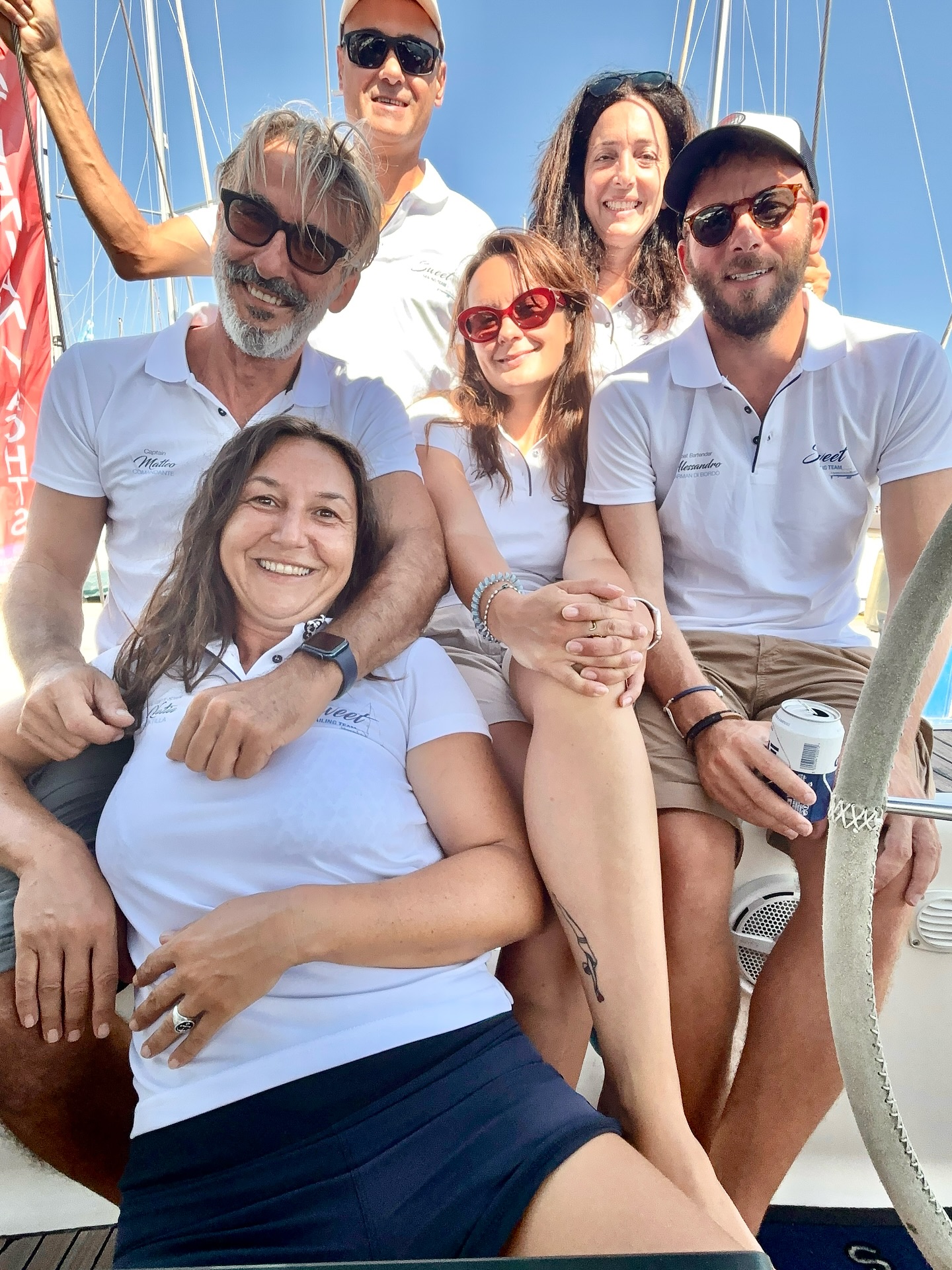 Termina a Kos la penultima tappa di questo viaggio 2025 che ci ha portato dalle Cicladi al Dodecaneso accompagnati quasi sempre da un Meltemi sostenuto. Si ringrazia la ciurma: l’ufficiale di relax Valeria, il bartender di bordo Alessandro, il mozzo Peppe, la Guardacielo Adelin e come sempre, Katia e Matteo #sailing #sysweet #sysweet2025 #sailinglife⛵️ #sailingcrew #sailingfriends #sailinggreece