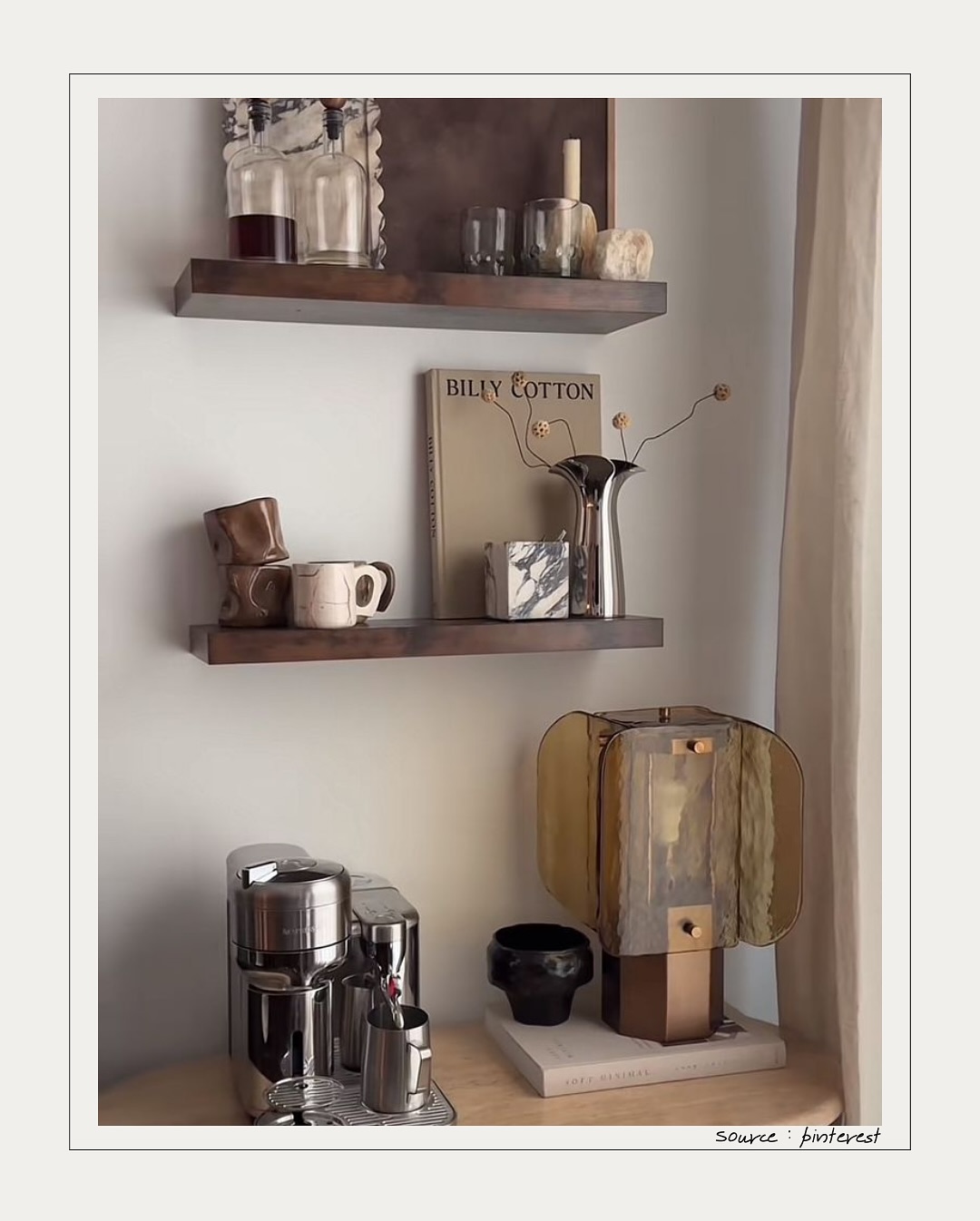 La tendance du CHROME, un petit détail qui change tout !
Le chromé apporte lumière, éclat et modernité à un intérieur. Il reflète la lumière, crée du contraste avec les matières chaleureuses et donne une touche sophistiquée et intemporelle.
Beaucoup de designers et marques rééditent des pièces iconiques en métal chromé (tables, chaises, luminaires). On le retrouve dans le mobilier vintage ou inspiré de ces décennies.
Polyvalent, il s’accorde avec tous les univers : brut, moderne, pop... Le secret ? L’équilibrer avec du bois, des tissus doux ou des couleurs mates pour éviter le côté trop froid.
Astuce : même une petite touche de chrome sur vos luminaires, accessoires ou mobilier peut transformer l’ambiance d’une pièce.
Je vous partage mes coups de cœur pour vous inspirer.
Et vous, oseriez-vous une note de chrome chez vous ?
.
.
.
#DécorationIntérieure #InspirationDéco #TendanceDéco #Chrome #DesignIntérieur #au50bis
#DécoContemporaine #HomeStyling #DécorationMaison #InteriorDesign
#MixDeMatières
