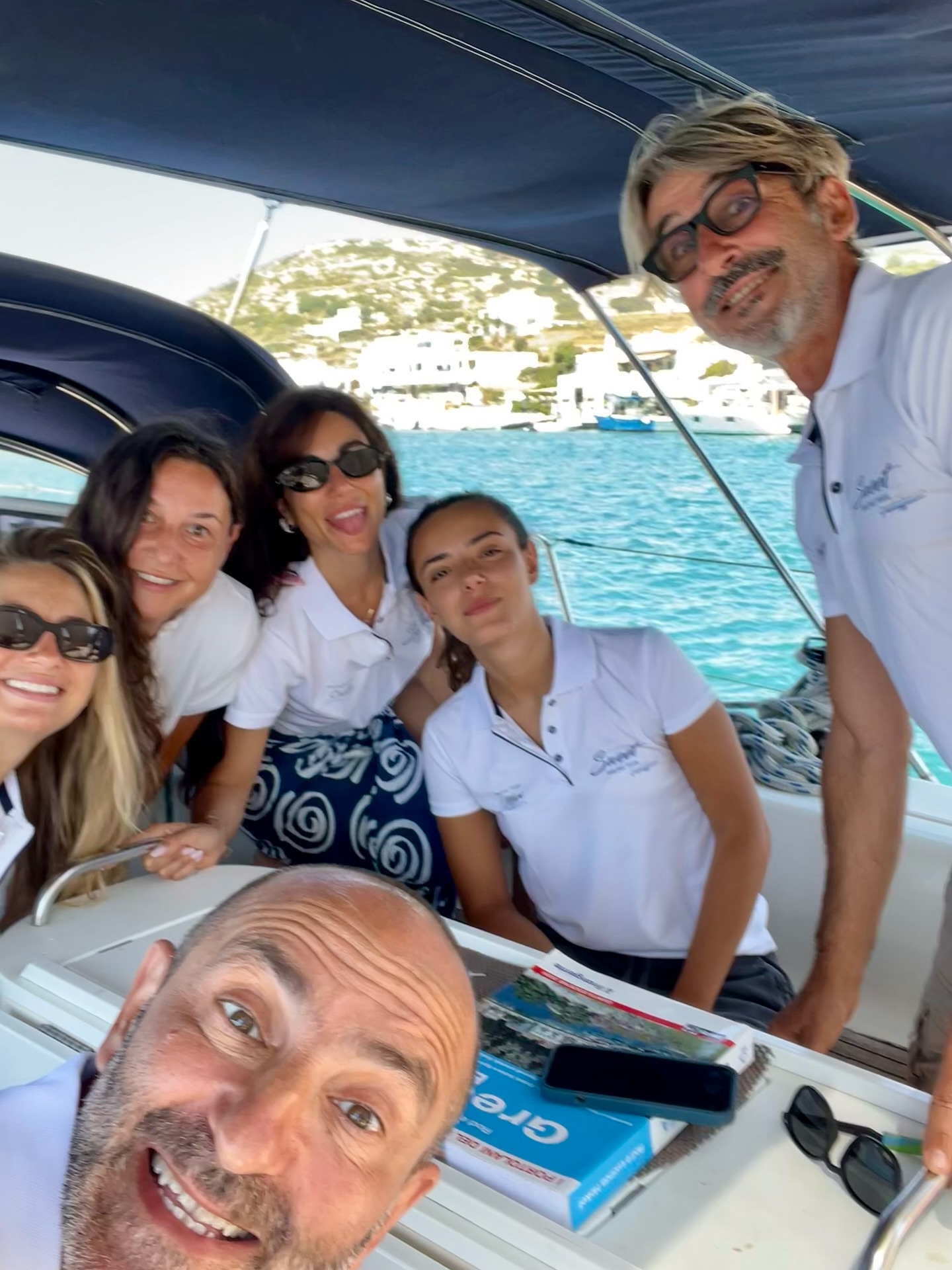 È’ terminata a Leros nel Dodecaneso l’ultima tappa del viaggio #sysweet2025 iniziato a Bari il 16 di Giugno. Si ringrazia l’equipaggio di questa ultima settimana: l’Ufficiale di Relax Valeria @valeriacantiero, la barman di bordo Cecilia @cecilia_del_plato, la coppia di apprendisti Ben e Mari Benassi @bennybenirio @mariannabenassii e infine i sempre presenti Matteo @matteostagi e Katia @katiamoro, Comandante e sua scintilla #sysweet #sailing #sailingcrew #sailingfriends #sailinggreece #sailinglife⛵️