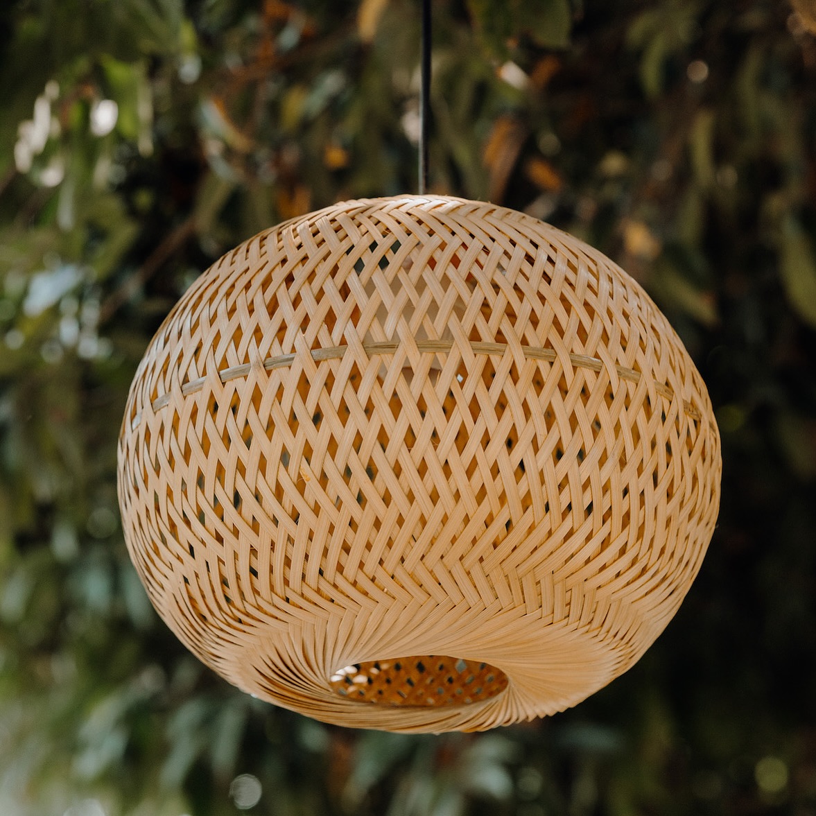 The Single Layer Ball Pendant Lamp embodies Chhaya Handcrafts’ commitment to preserving traditional artistry. Available in Regular (10” x 12”) and Large (10” x 15”) sizes, this handwoven bamboo fixture showcases meticulous craftsmanship while delivering warm, diffused lighting to modern interiors.
.
#Bamboolamp #Sustainableliving #Ecohomedecor #Naturallight #Handcrafted #Minimalistdecor #Homedecor #Homeaesthetics