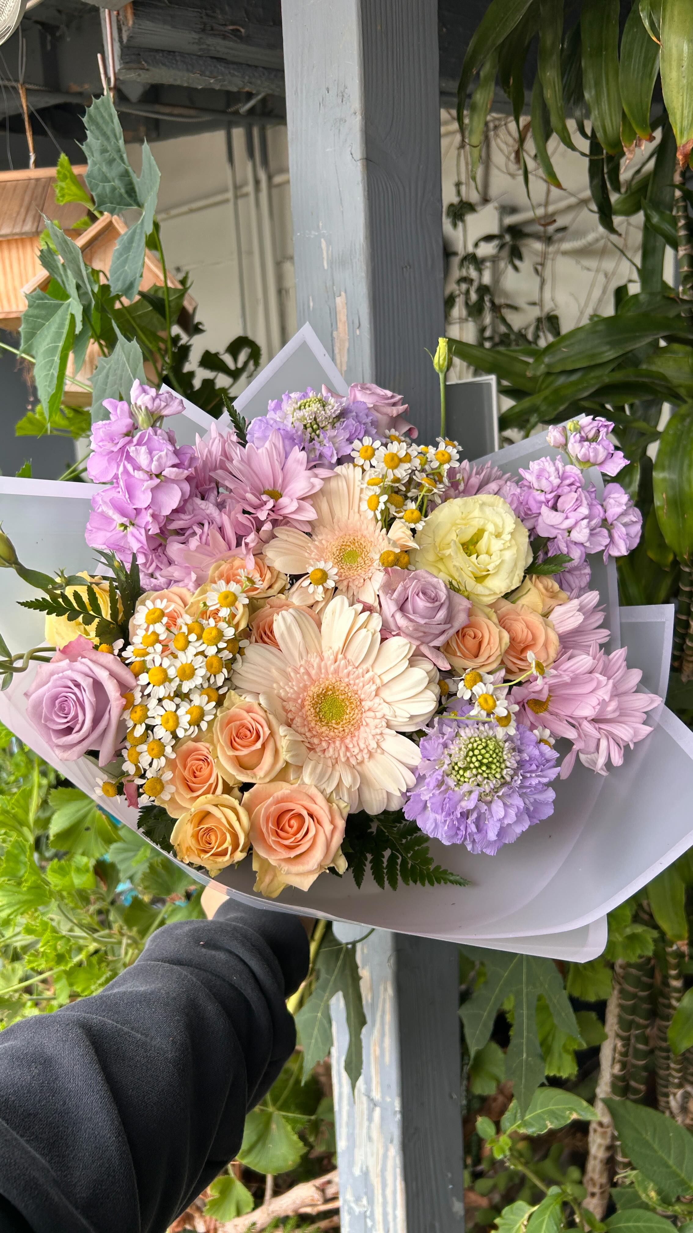 Say goodbye to the summertime with some flowers 💗☀️💜🎀 Make sure you stop by for some fresh mixed bouquets 🤗 Available daily ‼️🌷🥰
