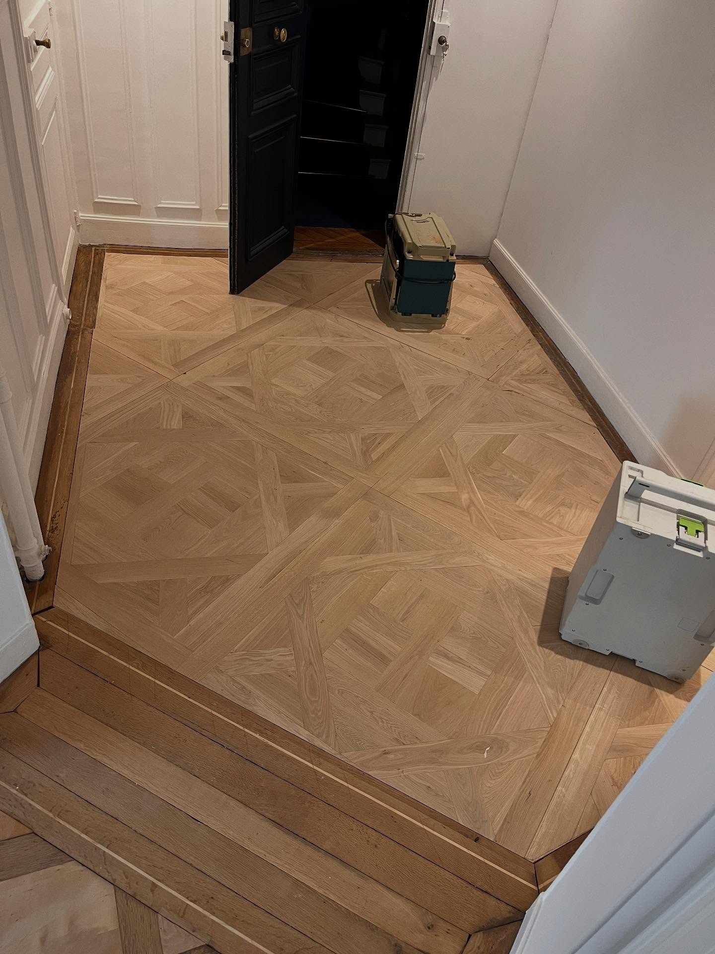 Dans cette entrée, le parquet marqueté à été abîmés par un dégât des eaux et une tentative de reparation catastrophique.
Nous n'avions pas d'autres choix que de la remplacer.
Afin d'accorder le parquet avec la chambre située à côté, notre client a choisi de poser des panneaux d'Aremberg, avec une teinte sur certaines lames.
Nous avons donc déposé le parquet, remis les lambourdes à niveau et déversé un isolant dans les espaces vides afin d'améliorer l'acoustique.
Nous avons ensuite posé les panneaux et mis en teinte après avoir minutieusement masqué les zones à faire ressortir.
La finition est un vitrificateur @bonapro.intl traffic GO
Une petite partie de la restauration
de l'entièreté de ce parquet bi-centenaire.
#parquet #woodworking #paris #artisanatfrancais #travaux #rénovation @hmesclattier @pilou_fpv