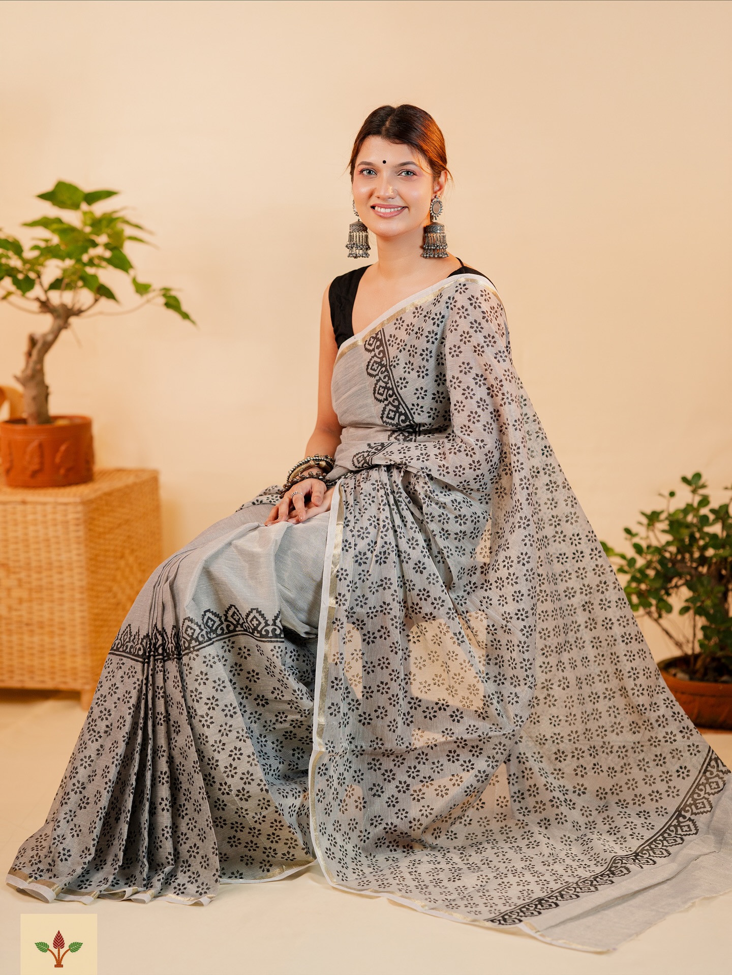 Some days call for quiet confidence. The Grey Sky Sari understands the power of subtle sophistication. ✨
#ChhayaHandcrafts #Sari #Sari #DesignerSari #Handcrafts #ArtisanMade #Puja #HandmadeInBangladesh
