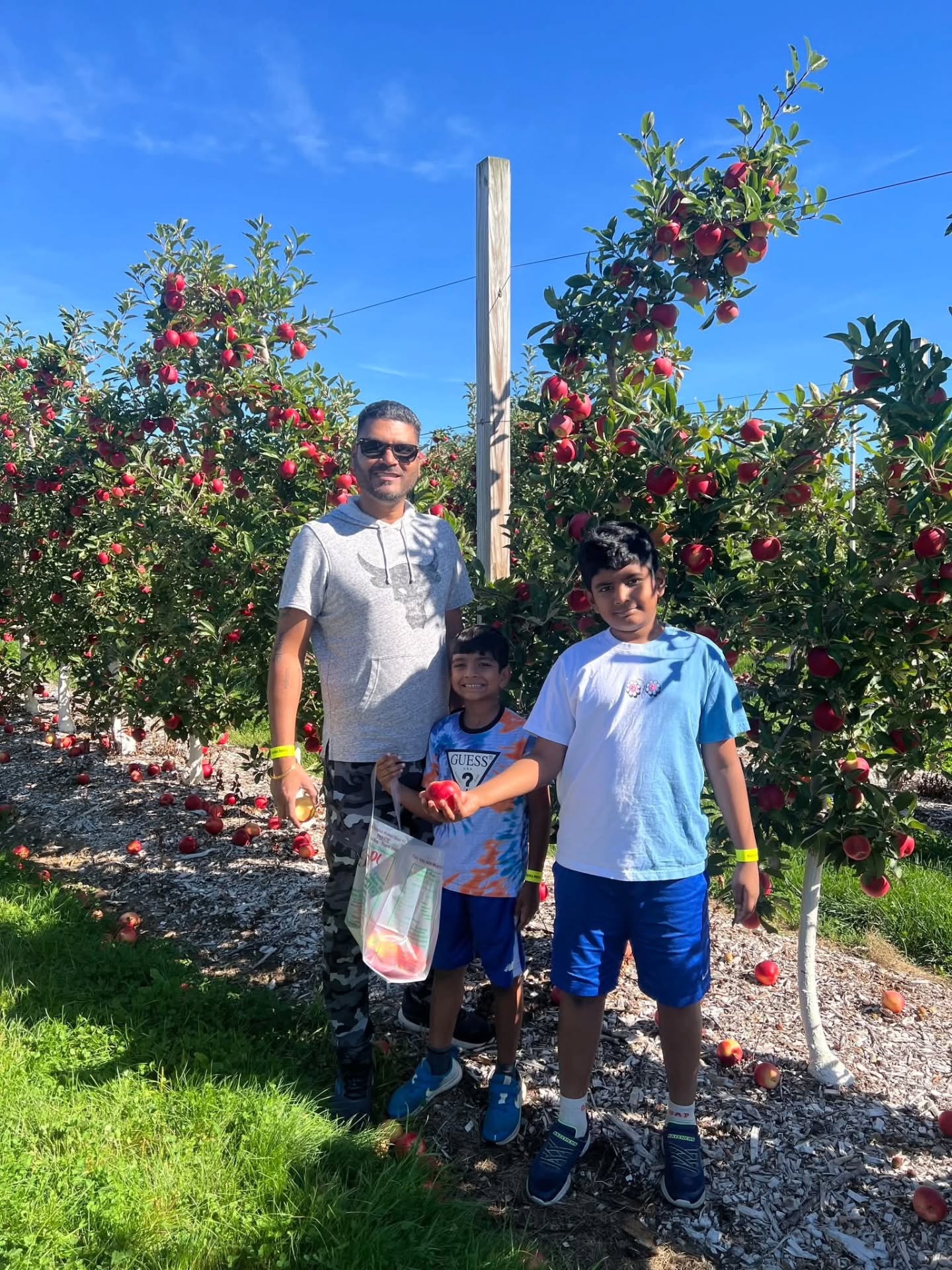 On September 20th, the Nashua Fatherhood Group and ASCC hosted a free family apple-picking event at Parlee Farms — and it was a huge success🍎🍏! Over 130 community members joined us for a fun day outdoors. A big thank-you to @parleefarms for welcoming us and to @nhcfoundation for funding this event. Most of all, thank you to everyone who came out for some Fall fun 🍂!