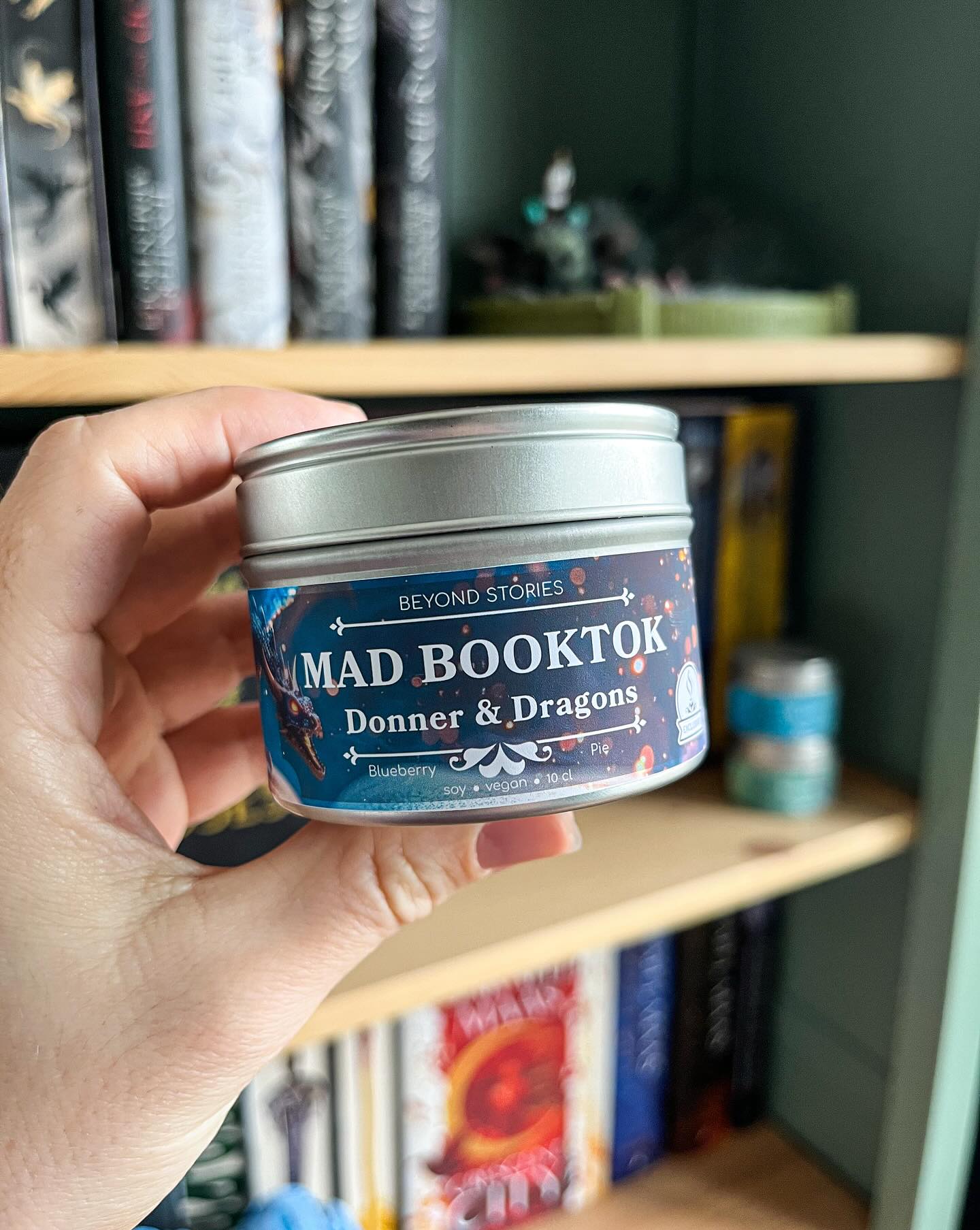 Kom jij aanstaande zaterdag naar het MAD Booktok event @donner_rotterdam? Dan kun je deze super exclusieve geurkaars bij ons komen scoren! 🤩
De geurkaars staat geheel in het thema van Donner & Dragons en ruikt heerlijk naar blueperry pie 🥰
Er is een beperkte oplage beschikbaar dus op = ook echt op!
.
.
.
#madbooktok #booktok #booktoknl #bookstagram #donnerrotterdam #boekhandel #event #geurkaars #bookish #bookishcandle #dungeonsanddragons #candle #smallbusinesslove #smallbusinessowners #shopsmall #booktokevent
