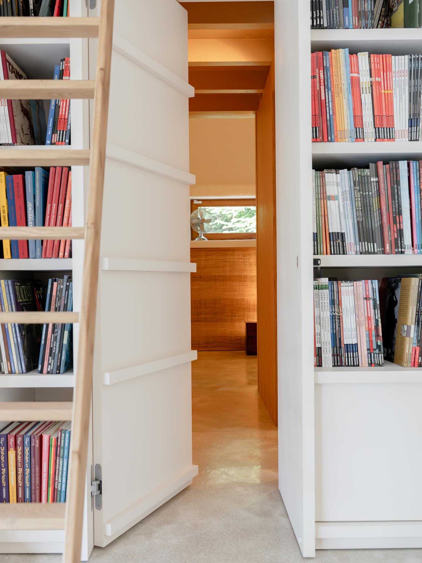 Bibliothèque slasheuse
Bibliothèque / écran de video projection /mezzanine coin lecture / porte de la chaufferie cachée / porte de la suite des amis cachée / rangements
@thomastrabuc pour la réalisation de l’ensemble mur porte bibliothèque
@lealejeune_photographe 📸
#architecturedinterieur #archituredinterieurbordeaux