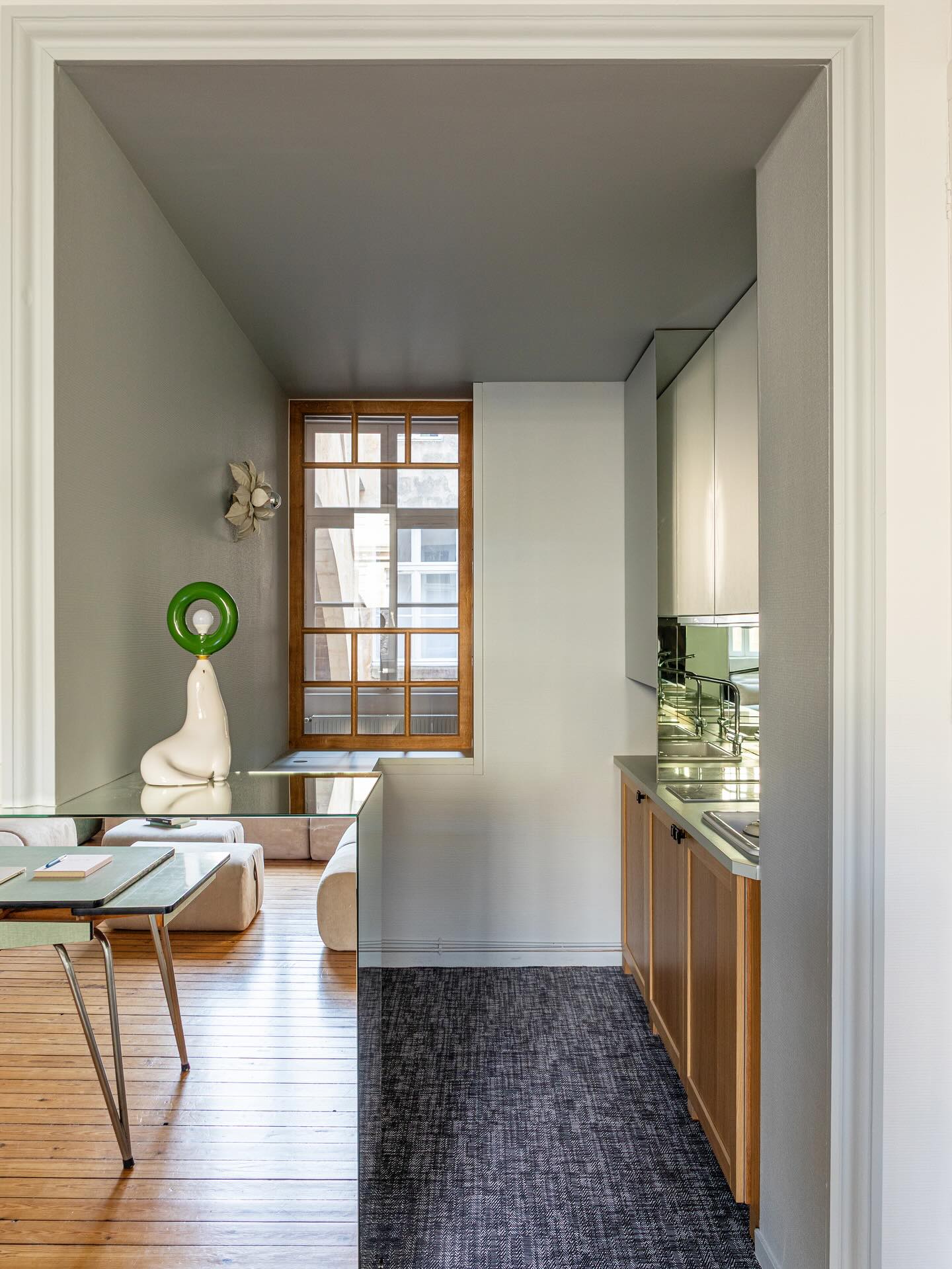 Nous n’avons pas tout chamboulé dans cet appartement qui accueille maintenant les bureaux créatifs de @bycat ,simplement boosté l’existant avec des matériaux durables et sculptés les volumes qui méritaient soit de s’effacer soit d’être révélés. On est pas toujours obligé de tout casser …
📸 @cecileperrinetlhermitte
#renovationappartementbordeaux #architecturedinterieurebordeaux #architectureinterieurbordeaux #cuisinedesign #kitcheninspiration #renovationideas #verrière