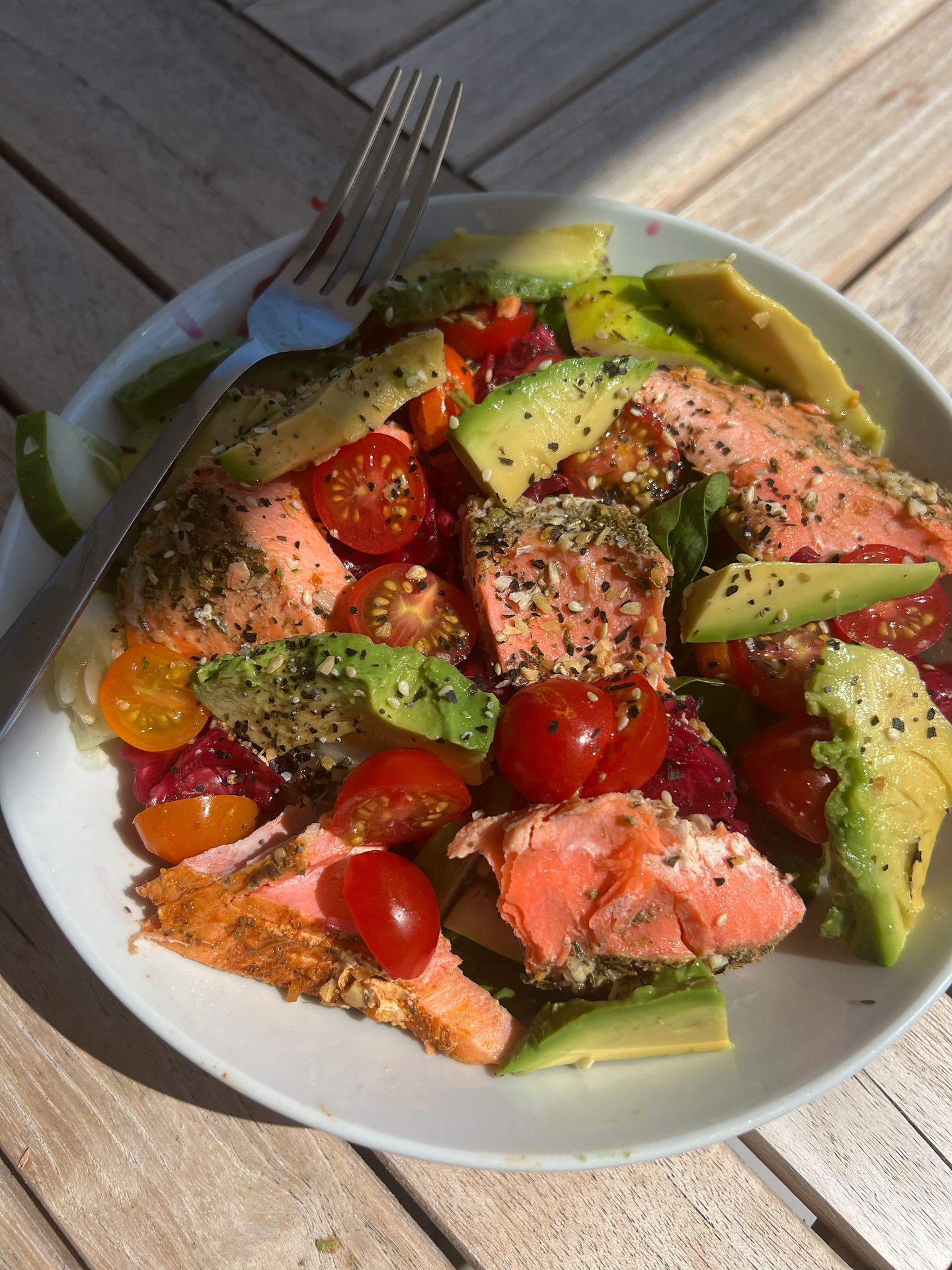 Leftover, cold flaked sockeye meets the last of the counter-ripened garden tomatoes - sweet, soft, barely holding on, and bursting with flavor. 💥 A drizzle of olive oil, a shake of something from the spice drawer, a pinch of flaky salt…No rules, no fuss. Just good fish and garden gold. Easy, honest food that still tastes like sunshine in the grey of November. 🐟🍅